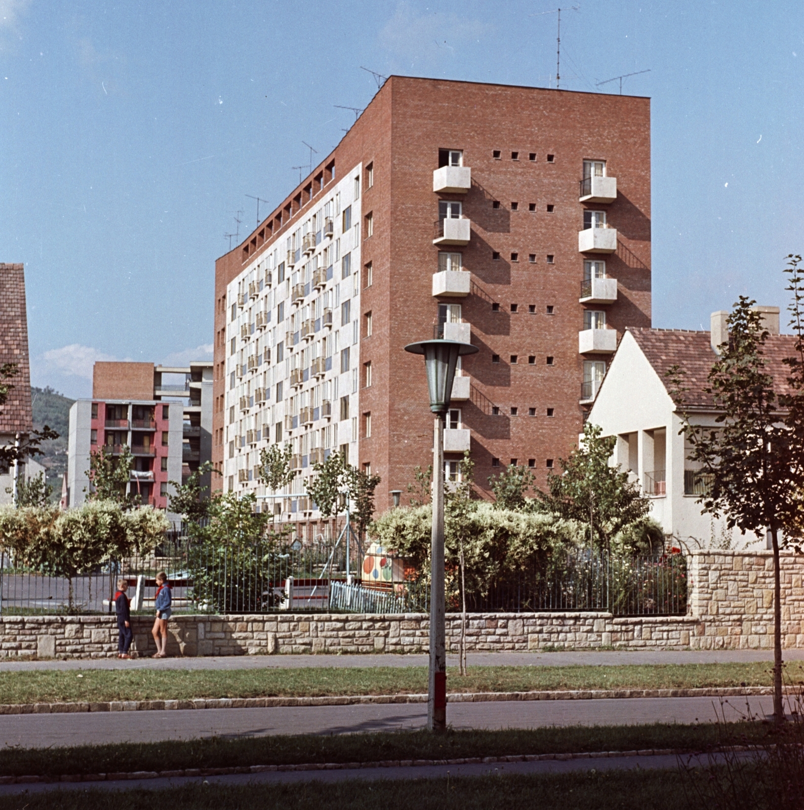 Hungary, Uránváros, Pécs, Óvoda a Bánki Donát utca felől nézve, mögötte a Zipernovszky Károly utca és az Esztergár Lajos utca (39-es dandár út) házai., 1966, Építésügyi Dokumentációs és Információs Központ, VÁTI, colorful, street view, lamp post, Fortepan #29263