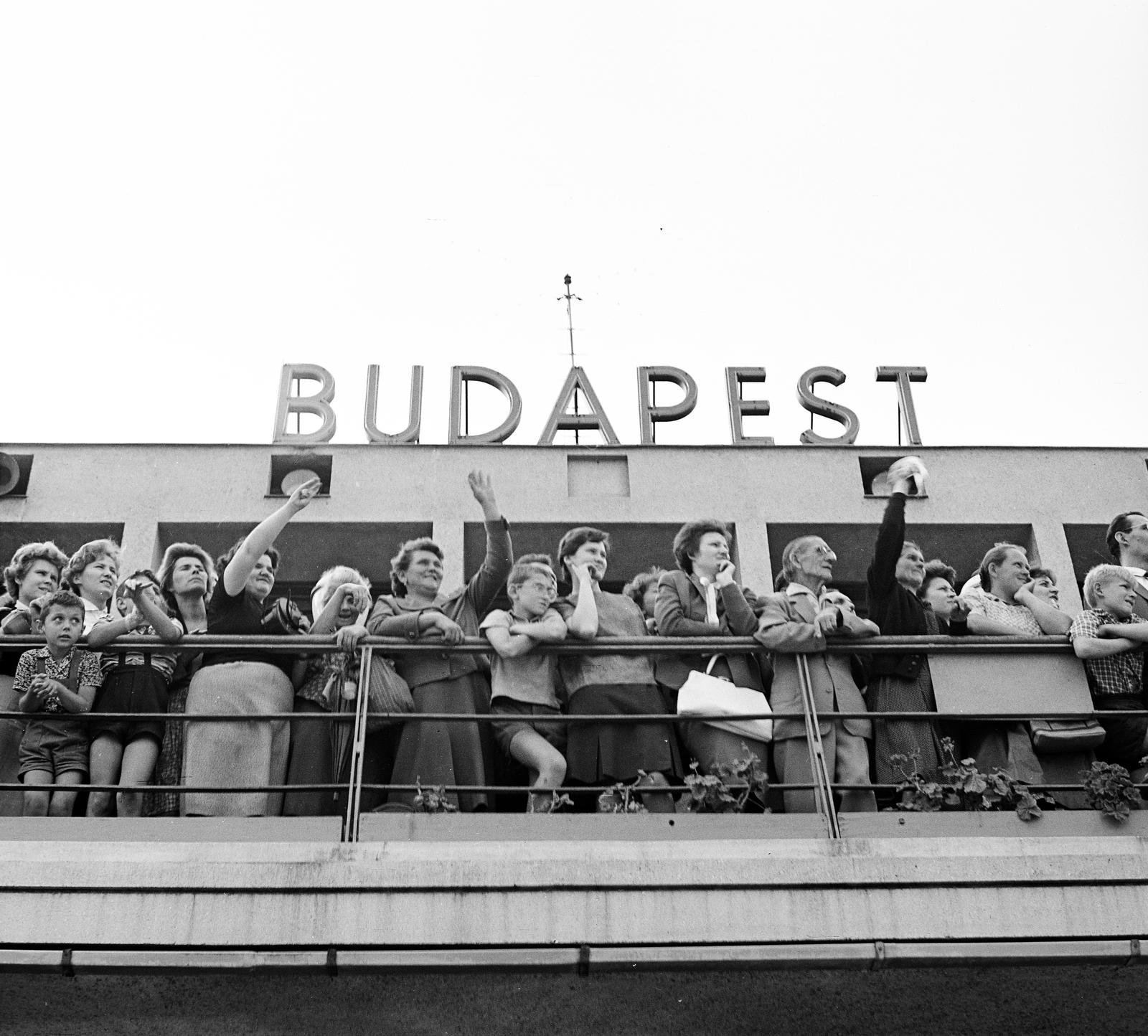 Hungary, Ferihegy (now - Ferenc Liszt) International Airport, Budapest XVIII., kilátóterasz., 1963, Inkey Tibor, Budapest, wave, Fortepan #292630