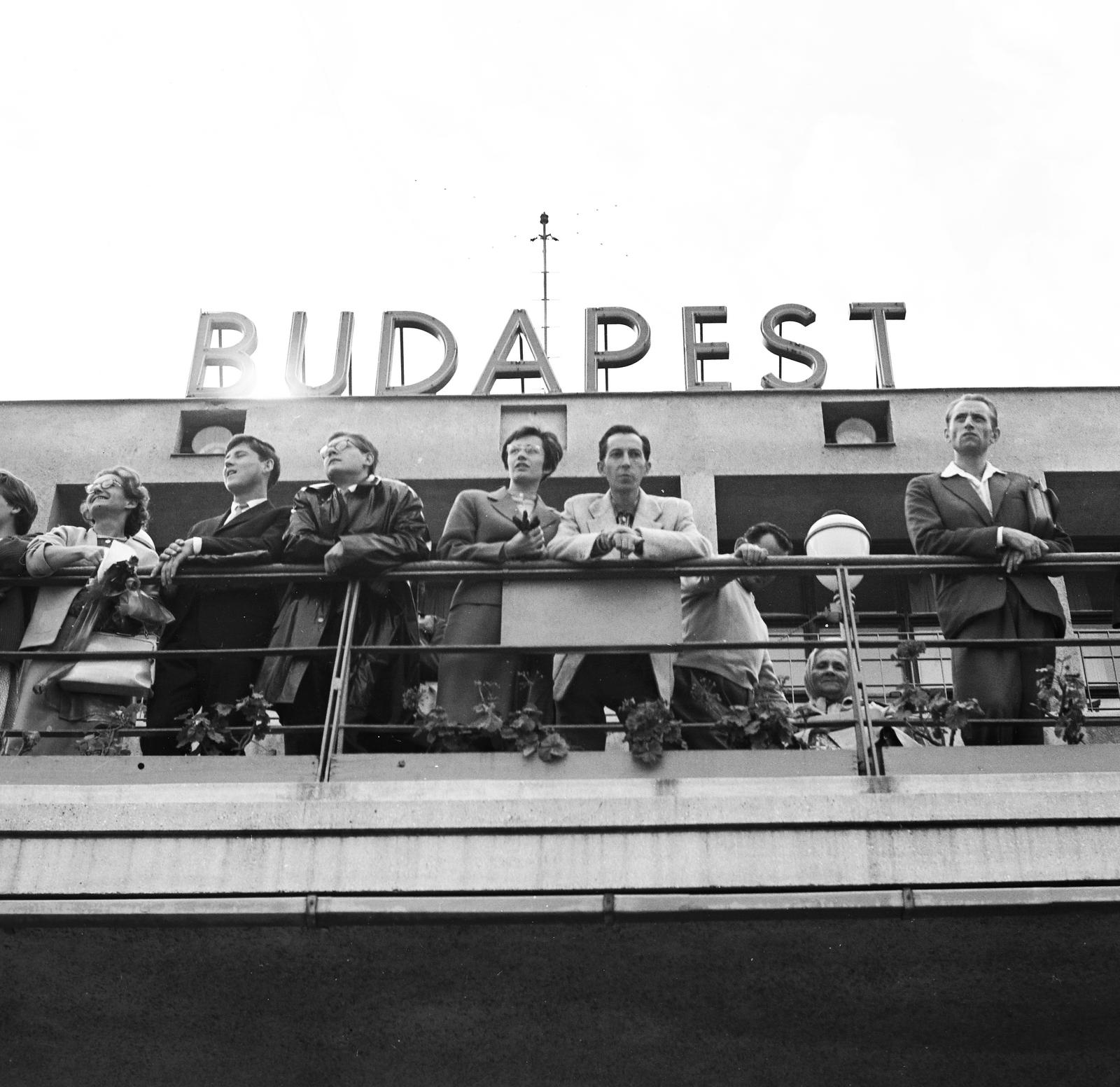 Magyarország, Ferihegyi (ma Liszt Ferenc) repülőtér, Budapest XVIII., kilátóterasz., 1963, Inkey Tibor, Budapest, alulnézet, Fortepan #292632