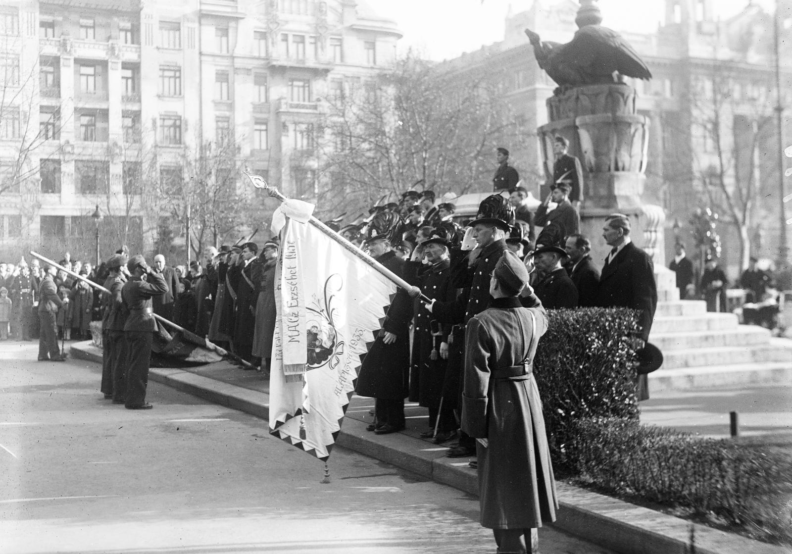 Hungary, Budapest V., Szabadság tér. A Ganz villamossági gyár „Esze Tamás" cserkészcsapatának és a gróf Széchenyi Hadastyán egylet csapatának zászlóünnepsége őrségváltás alatt az Ereklyéi Országzászlónál., 1937, Inkey Tibor, Budapest, Fortepan #292639