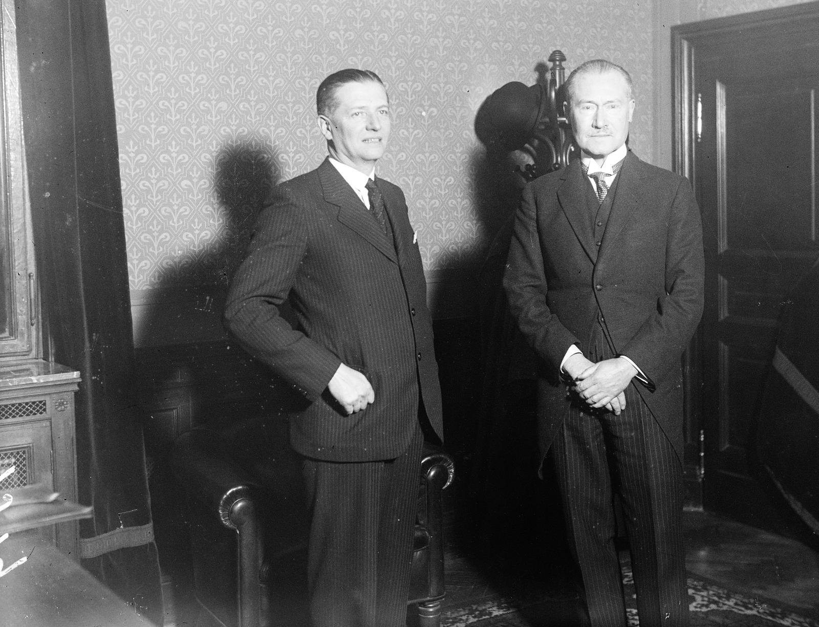 Magyarország, Budapest V., Parlament, balra Eckhardt Tibor kisgazdapárti politikus, országgyűlési képviselő, jobbra John Walter, a „The Times“ főrészvényese, aki a Hungarian Quarterly Társaság vendégeként a delegációs teremben tartott előadást a Times történetéről., 1937, Inkey Tibor, Budapest, híres ember, Fortepan #292641