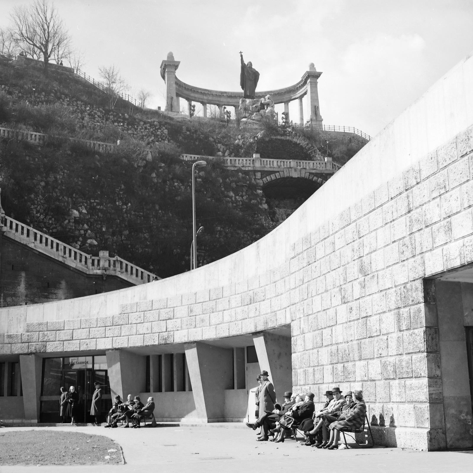 Magyarország, Budapest I., Döbrentei tér, Ivócsarnok az Erzsébet híd budai hídfőjénél. Háttérben a Szent Gellért lépcső és fent a Szent Gellért szobor., 1965, Inkey Tibor, hídfő, Budapest, Fortepan #292644