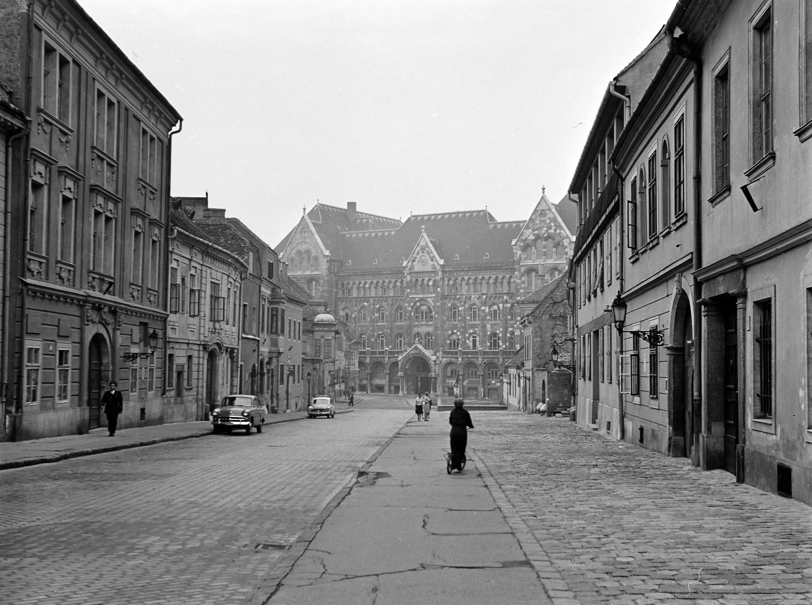Hungary, Budapest I., Fortuna utca, szemben a Bécsi kapu térnél a Magyar Országos Levéltár épülete., 1962, Inkey Tibor, Budapest, pavement, street view, Fortepan #292649