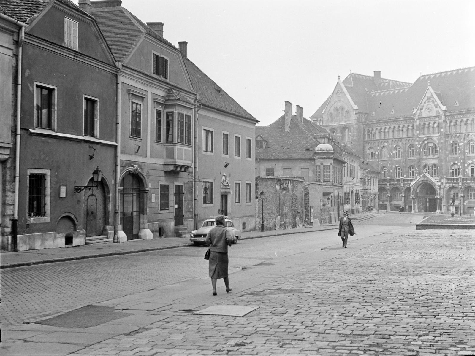 Magyarország, budai Vár, Budapest I., Fortuna utca, szemben a Bécsi kapu térnél a Magyar Országos Levéltár épülete., 1962, Inkey Tibor, Budapest, Fortepan #292655
