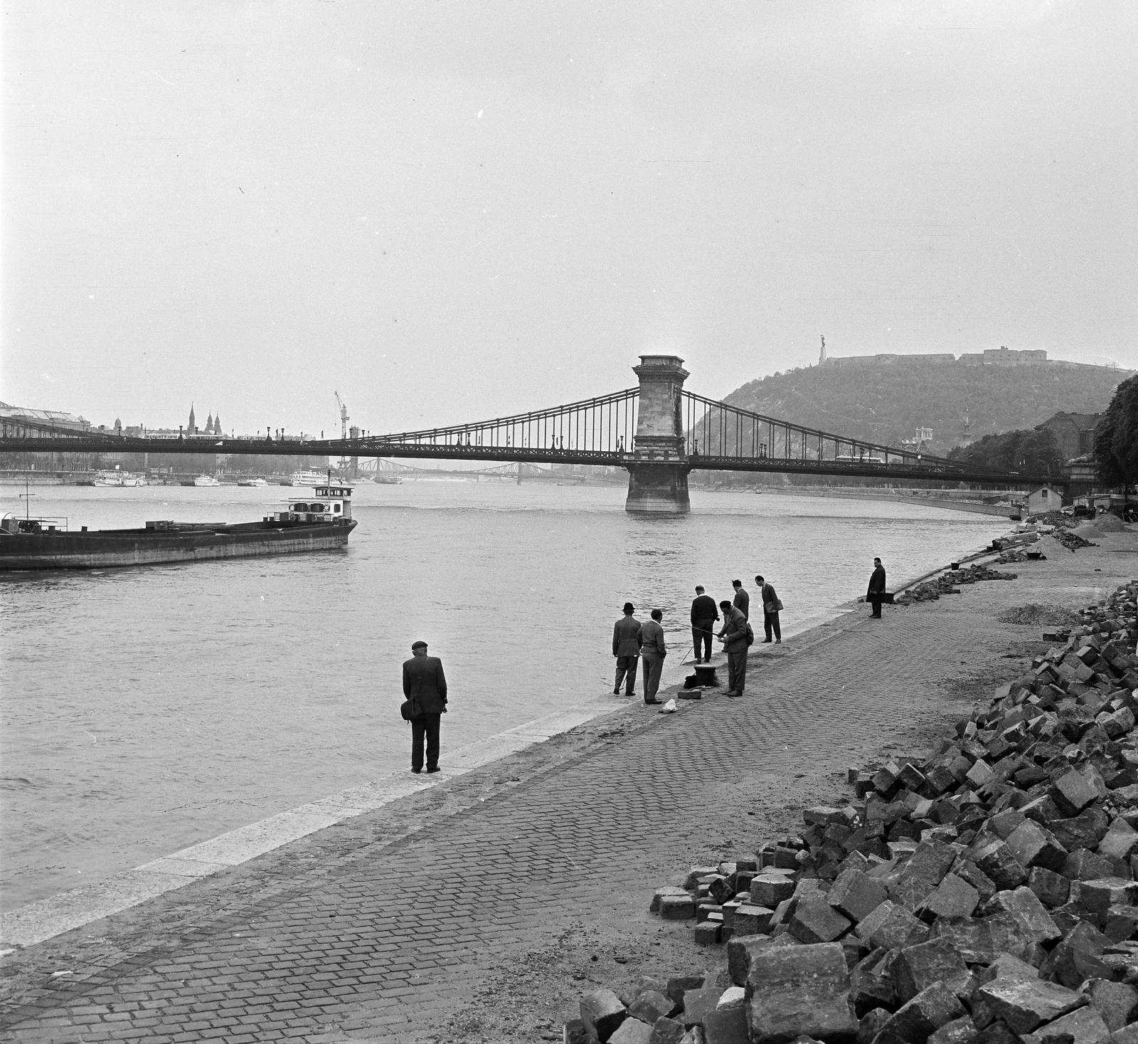 Magyarország, Budapest I., budai alsó rakpart, háttérben a Széchenyi Lánchíd és a Gellért-hegy., 1962, Inkey Tibor, Budapest, horgászat, Fortepan #292658