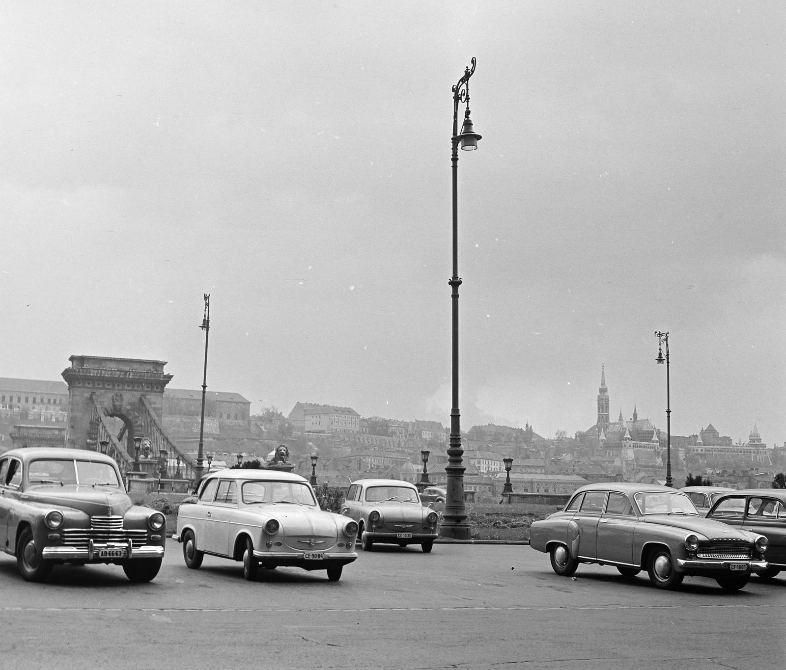 Magyarország, Budapest V.,Budapest I., Széchenyi István (Roosevelt) tér, háttérben a Széchenyi Lánchíd és a budai Vár., 1962, Inkey Tibor, híd, GAZ M20 Pobeda, Trabant-márka, Wartburg 311/312, automobil, parkoló, Trabant 500, rendszám, Budapest, Fortepan #292659
