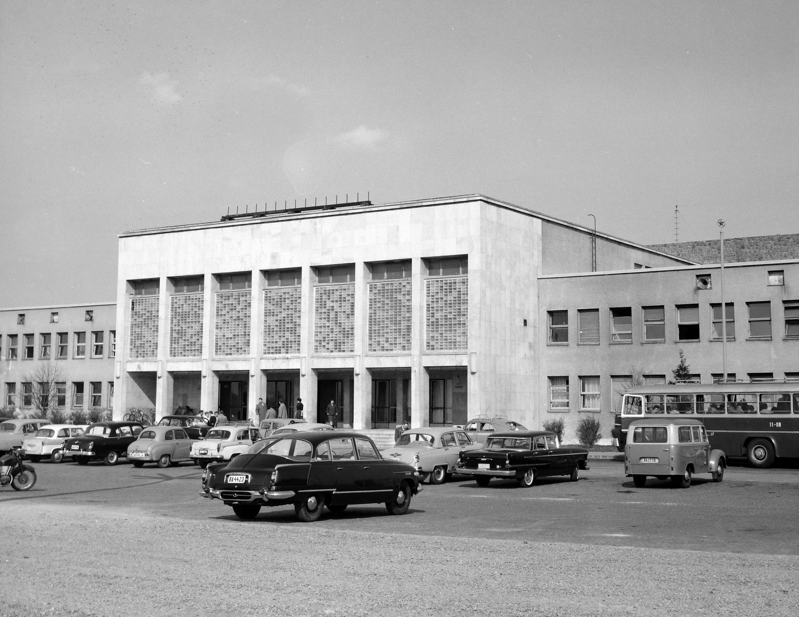 Magyarország, Ferihegyi (ma Liszt Ferenc) repülőtér, Budapest XVIII., 1963, Inkey Tibor, Tatra 603, Opel Kapitän, Moszkvics 407, Austin A35, GAZ M21 Volga, Trabant 500, Ikarus 620/630, rendszám, Budapest, Fortepan #292666