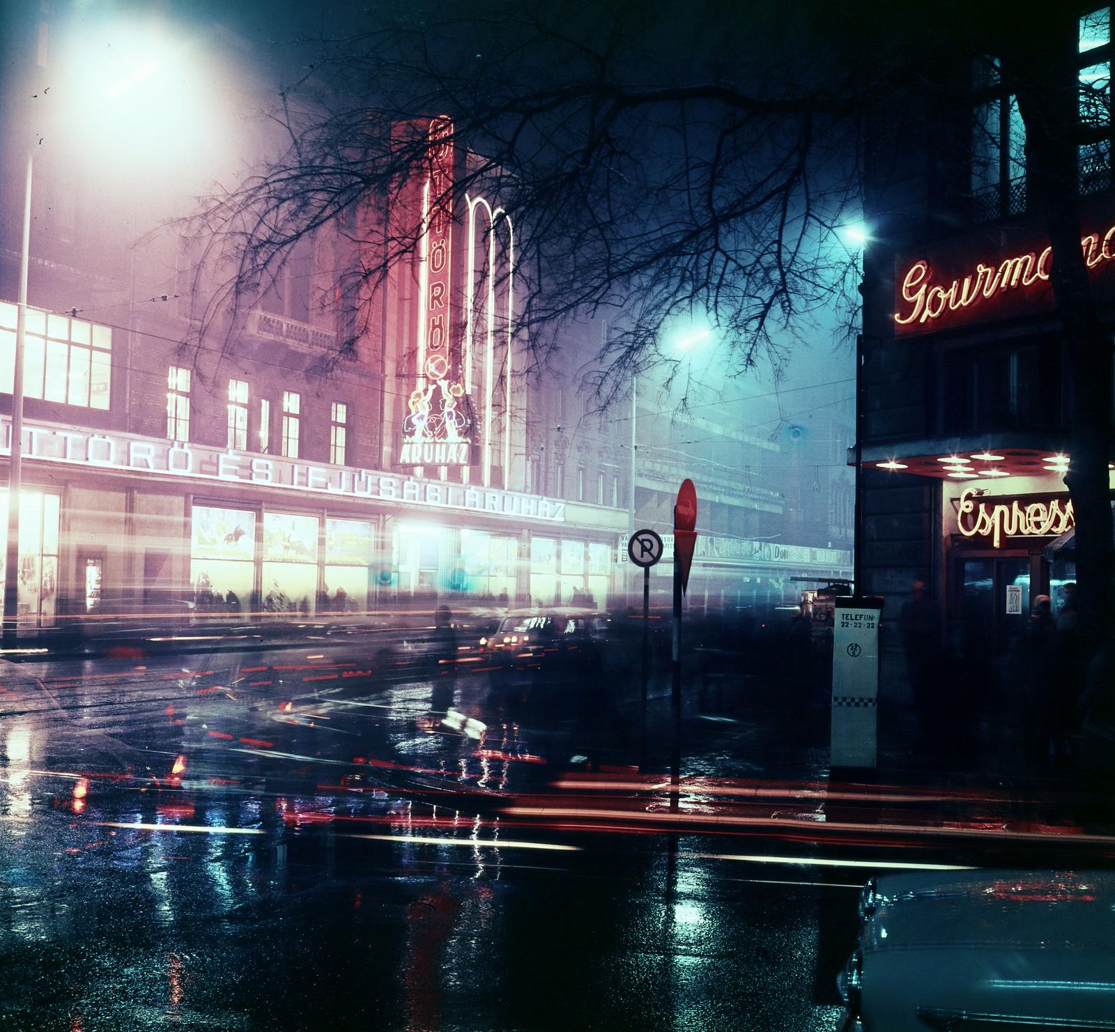 Hungary, Budapest V., Kossuth Lajos utca - Semmelweis utca sarok, Gourmand eszpresszó. Szemben az Úttörő Áruház., 1963, Inkey Tibor, colorful, neon sign, night, Budapest, Fortepan #292673