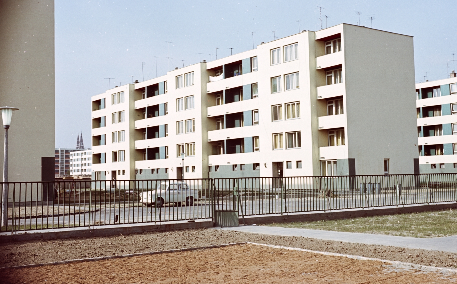 Hungary, Újszeged, Szeged, Odessza városrész, Fésű utca a Csanádi utca felől fotózva., 1964, Építésügyi Dokumentációs és Információs Központ, VÁTI, colorful, Trabant-brand, blocks, lamp post, fence, Fortepan #29268