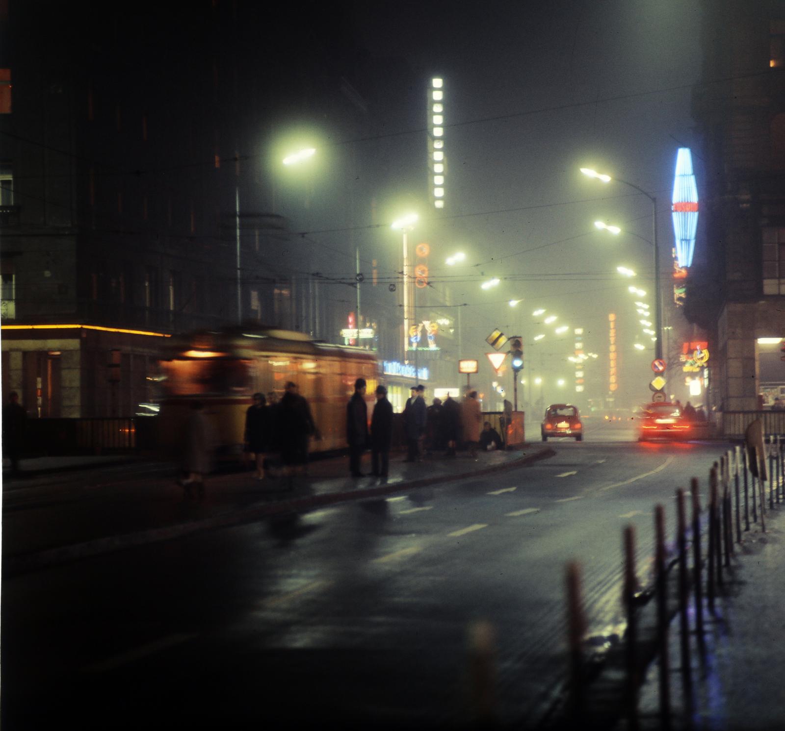 Magyarország, Budapest V.,Budapest VII., Rákóczi út, villamosmegálló az Astoria kereszteződésnél, háttérben a Kossuth Lajos utca házsora., 1972, Inkey Tibor, Budapest, színes, neonreklám, éjszaka, Fortepan #292685