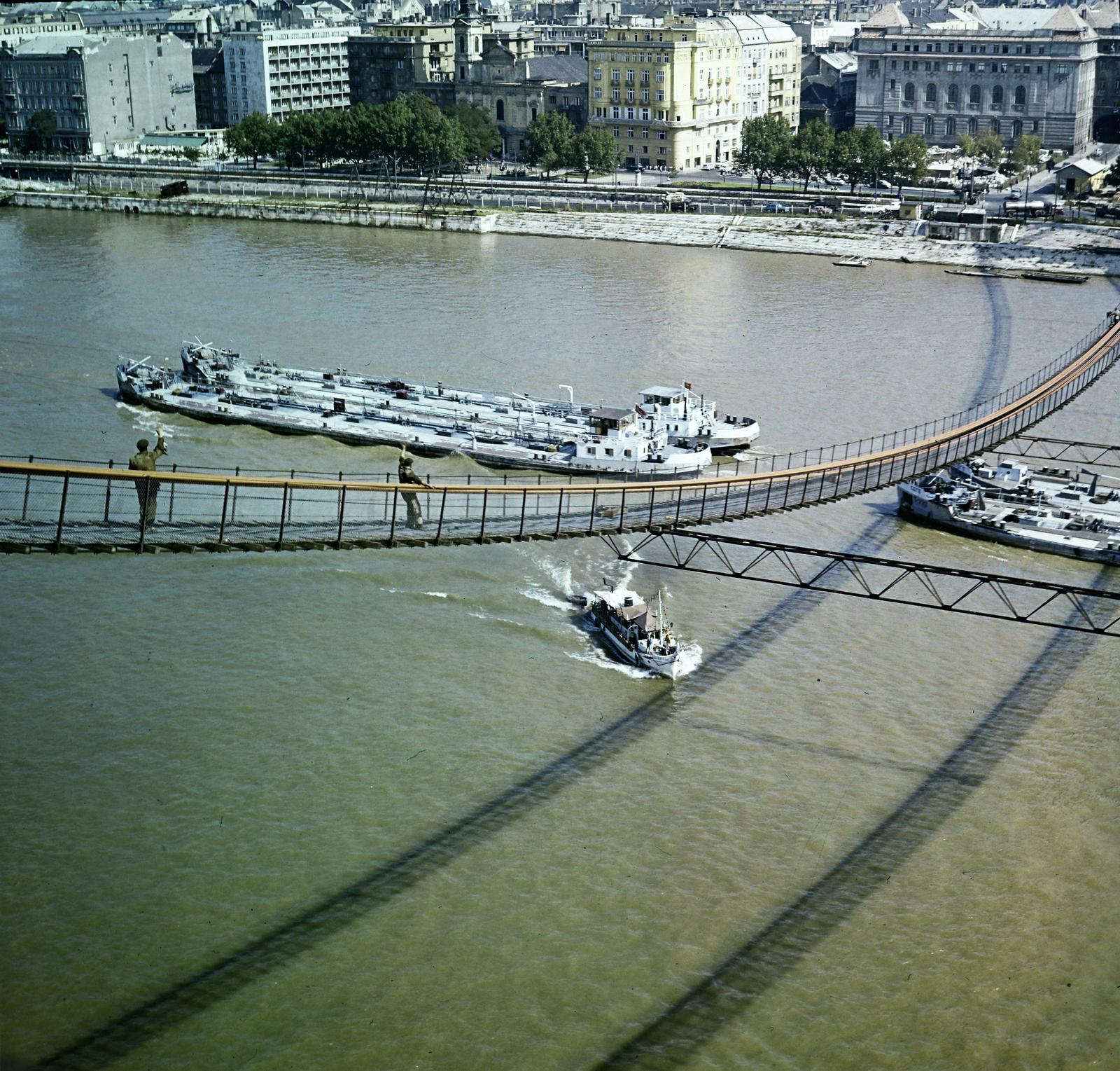 Hungary, Budapest V., az Erzsébet híd építése, a tartókábel szerelése. Háttérben a Petőfi tér és a Március 15. tér., 1963, Inkey Tibor, bridge building, colorful, Budapest, Fortepan #292686