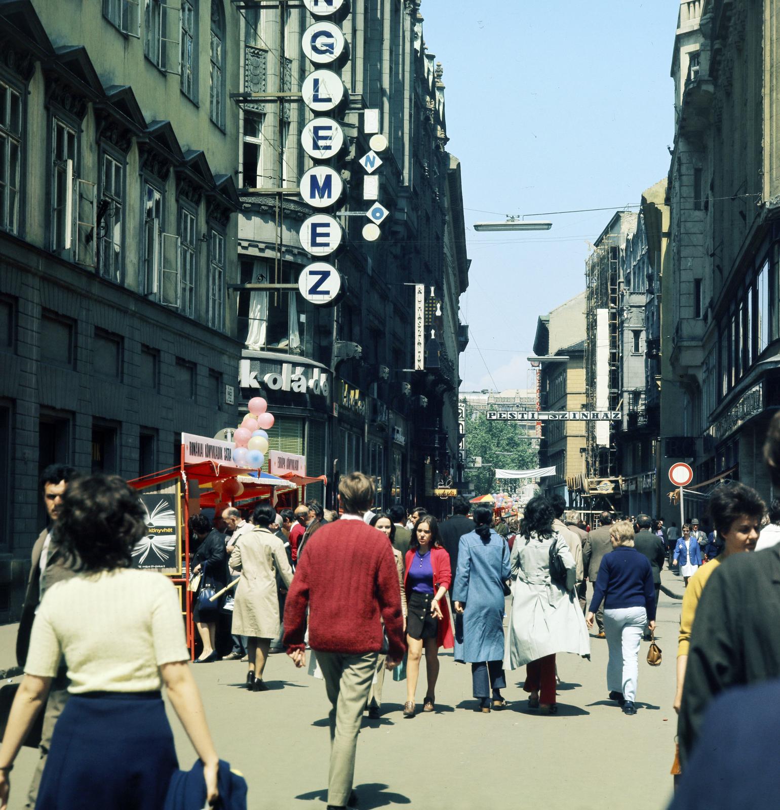 Hungary, Budapest V., a Váci utca a Régi posta utca kereszteződésénél, a távolban a Vörösmarty tér. Balra az Ünnepi Könyvhét sátra látható., 1972, Inkey Tibor, Budapest, colorful, Fortepan #292695