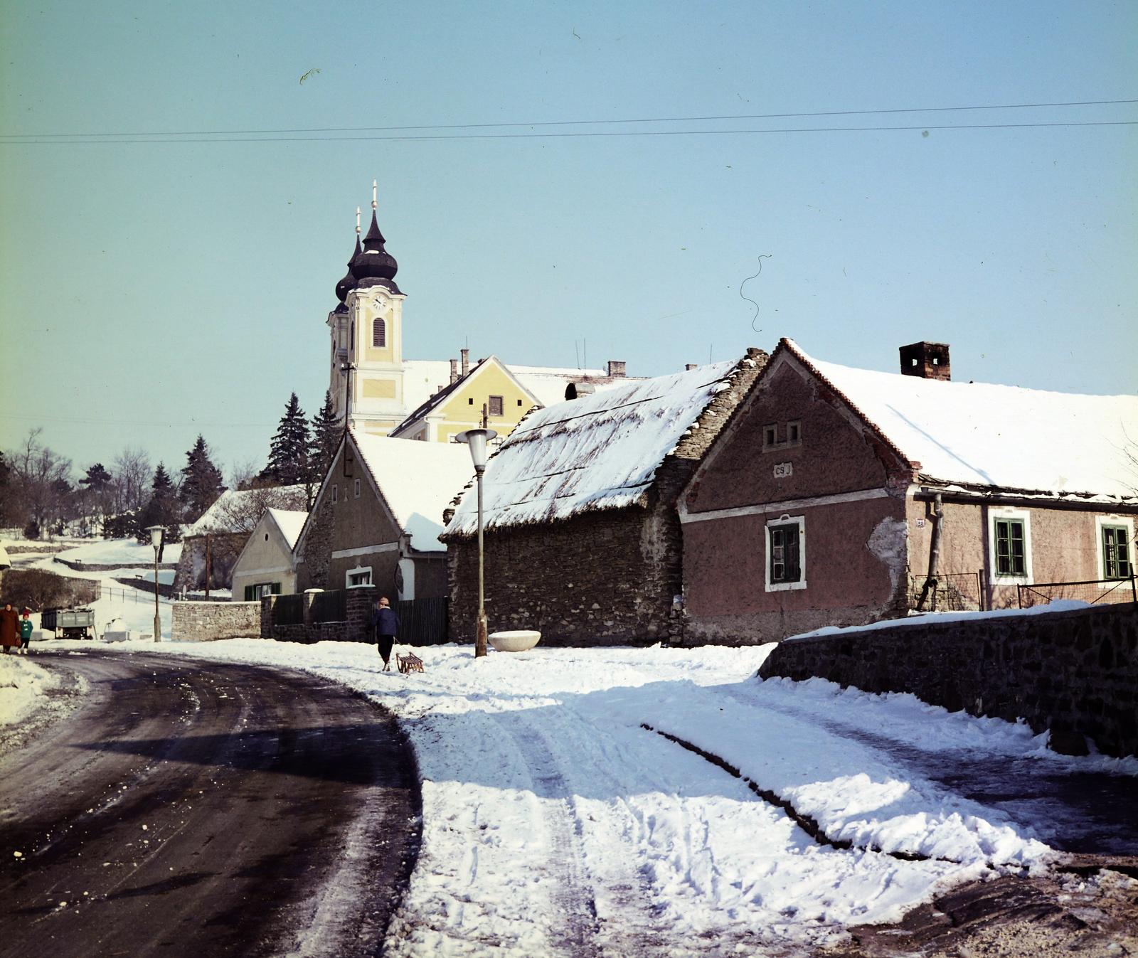 Magyarország,Balaton, Tihany, Kossuth Lajos utca, fent a Bencés Apátság., 1963, Inkey Tibor, színes, lakóház, Fortepan #292704