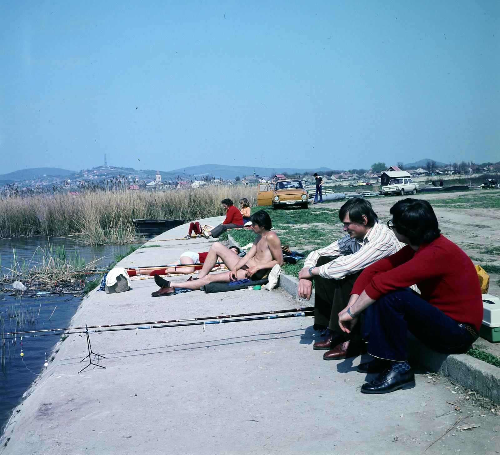 Hungary, Venice, horgászok a tóparton, a nádas felett a Szent István király-templom és a Bece-hegyen a Vörösmarty-kilátó látható., 1977, Inkey Tibor, Fortepan #292708