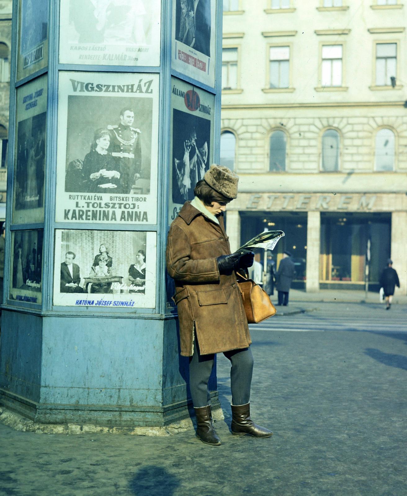 1966, Inkey Tibor, colorful, woman, ad pillar, poster, leaning, reading, theater, Fortepan #292715