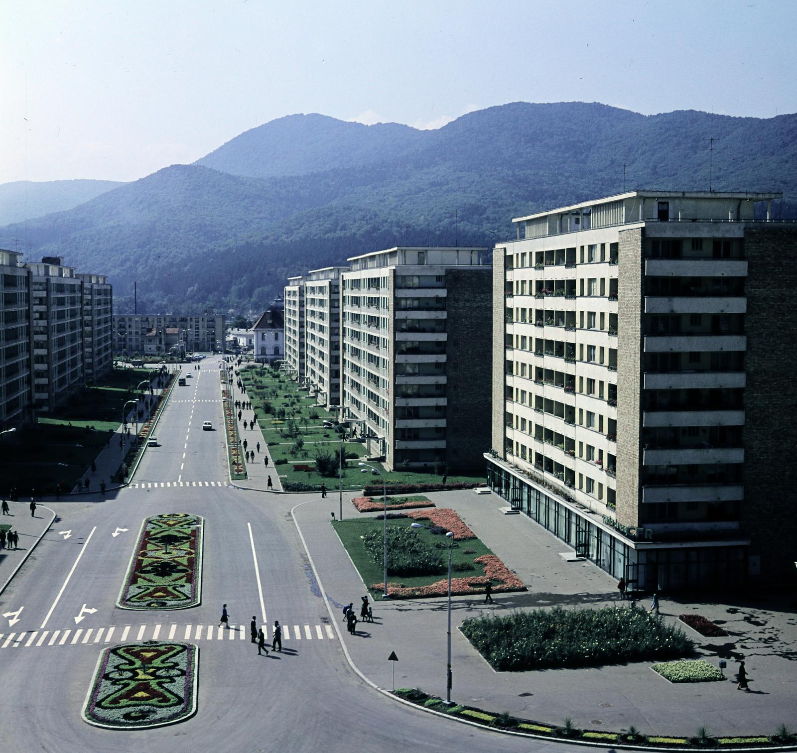 Romania, Piatra Neamț, Bulevardul Mihai Eminescu (Bulevardul Chimiei). A felvétel a Grand Hotel Ceahlău-ból készült., 1967, Inkey Tibor, crosswalk, colorful, blocks, flower bed, Fortepan #292723