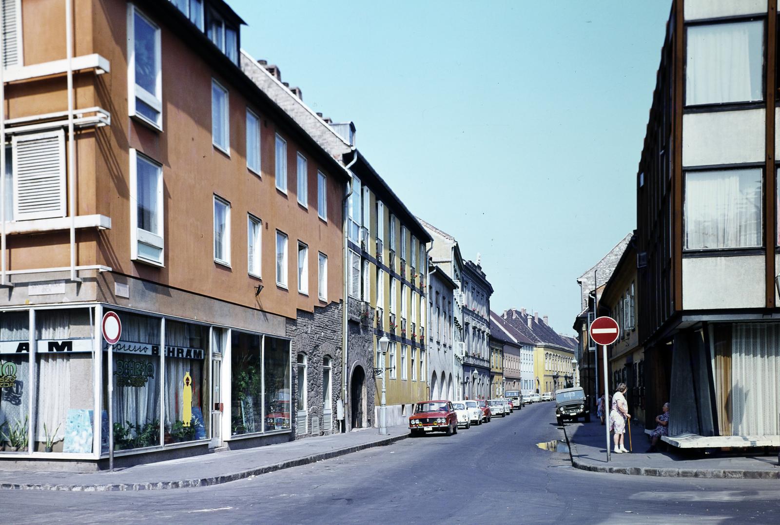 Magyarország, budai Vár, Budapest I., Úri utca - Szentháromság utca kereszteződése, balra a Behrám Eszpresszó, jobbra a Fehér Galamb ház., 1975, Inkey Tibor, Budapest, Fortepan #292730