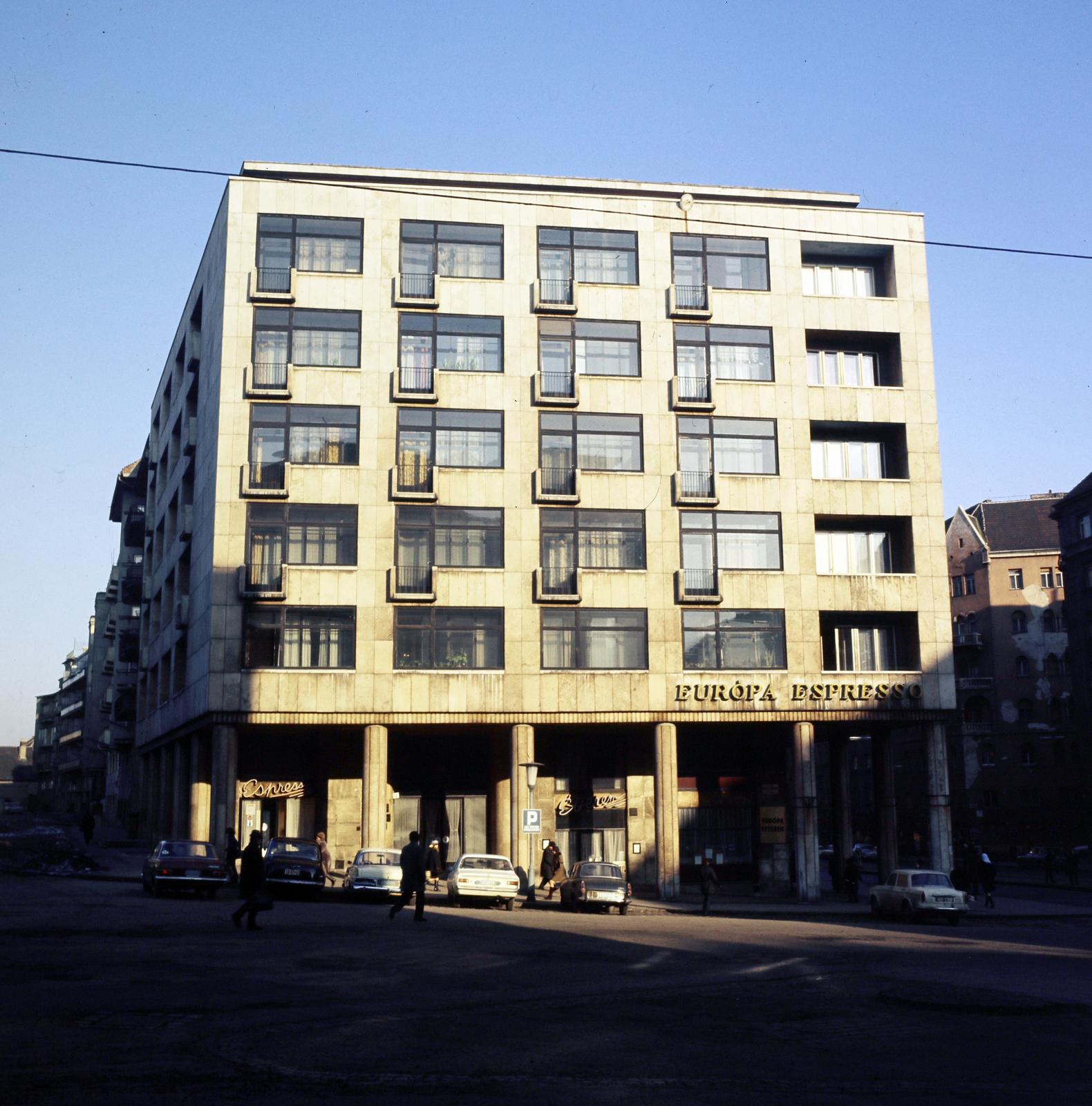 Magyarország, Budapest II., Keleti Károly utca, balra a Mechwart liget, jobbra a Margit körút (Mártírok útja)., 1975, Inkey Tibor, eszpresszó, Budapest, Fortepan #292731