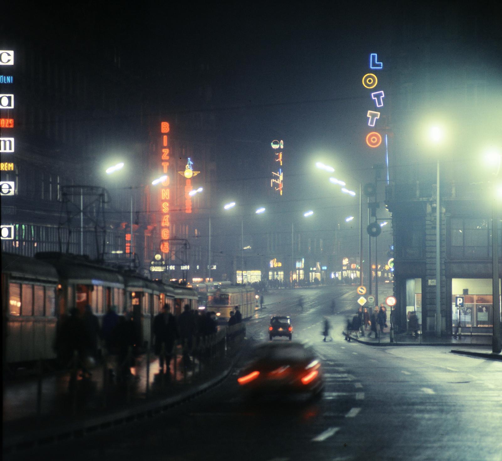 Magyarország, Budapest V., villamosmegálló az Erzsébet híd pesti hídfőjénél, szemben a kivilágított Szabad sajtó út és a Ferenciek tere (Felszabadulás tér)., 1971, Inkey Tibor, éjszaka, színes, neon felirat, Budapest, Fortepan #292732