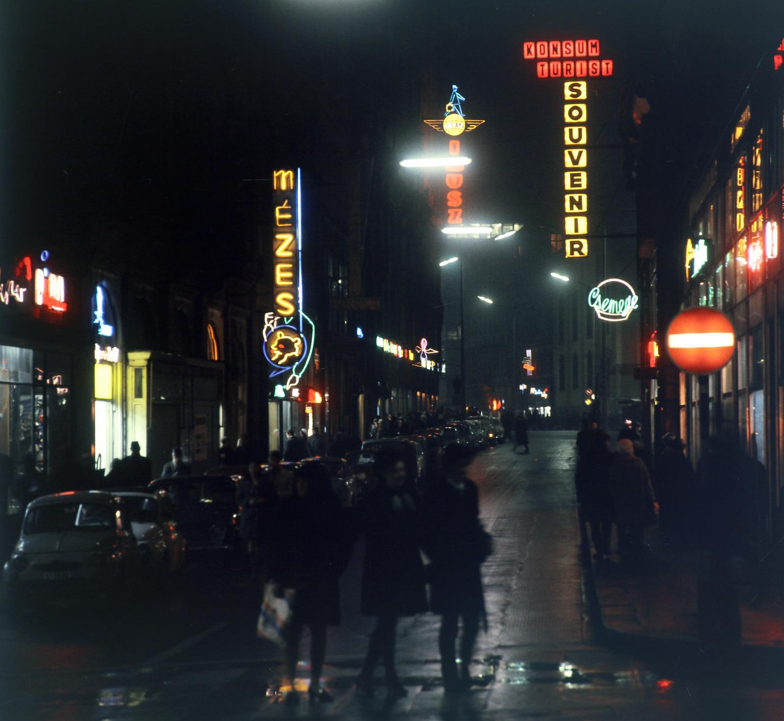 Magyarország, Budapest V., a kivilágított Kígyó utca a Váci utca felől nézve., 1971, Inkey Tibor, színes, neon felirat, Budapest, Fortepan #292734