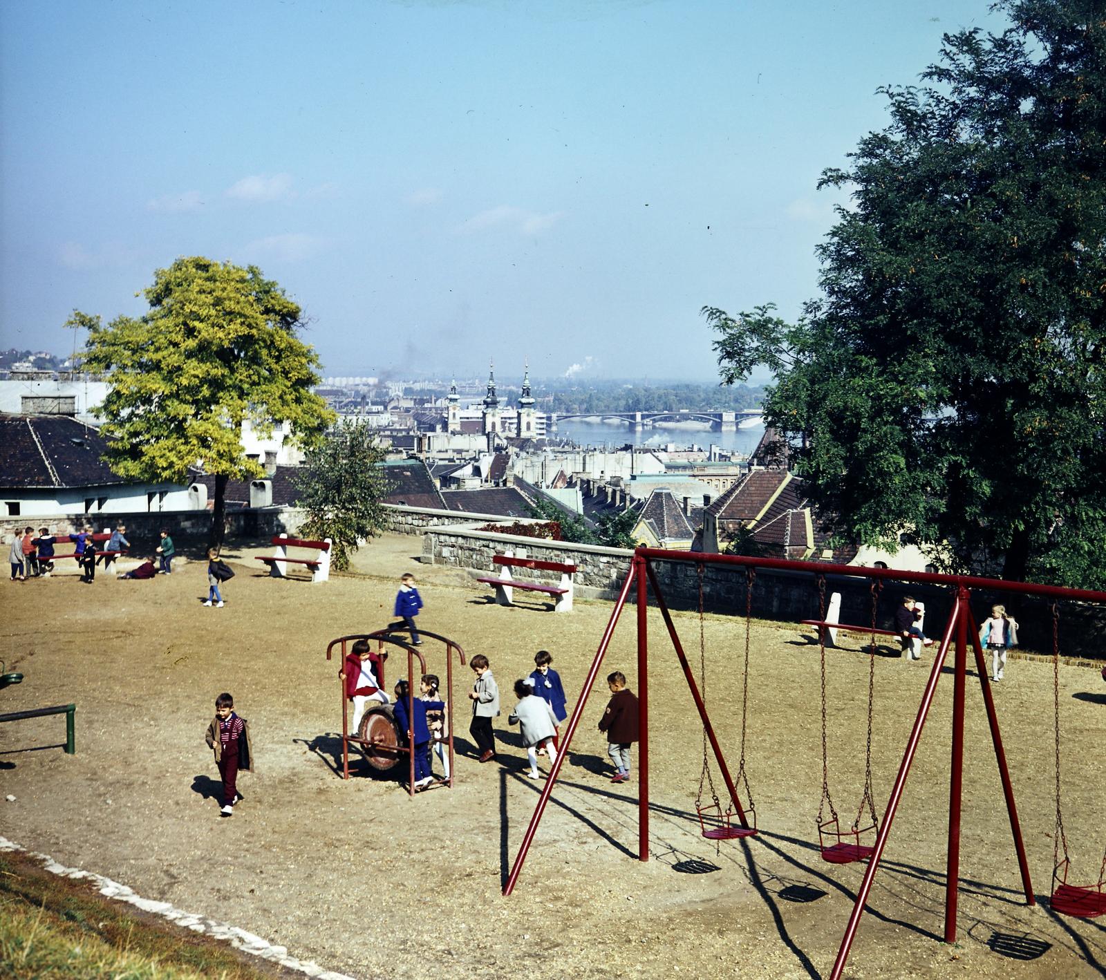 Magyarország, budai Vár, Budapest I., játszótér a Hunyadi János út alatt, a Király lépcső felső végénél., 1970, Inkey Tibor, Budapest, Fortepan #292736