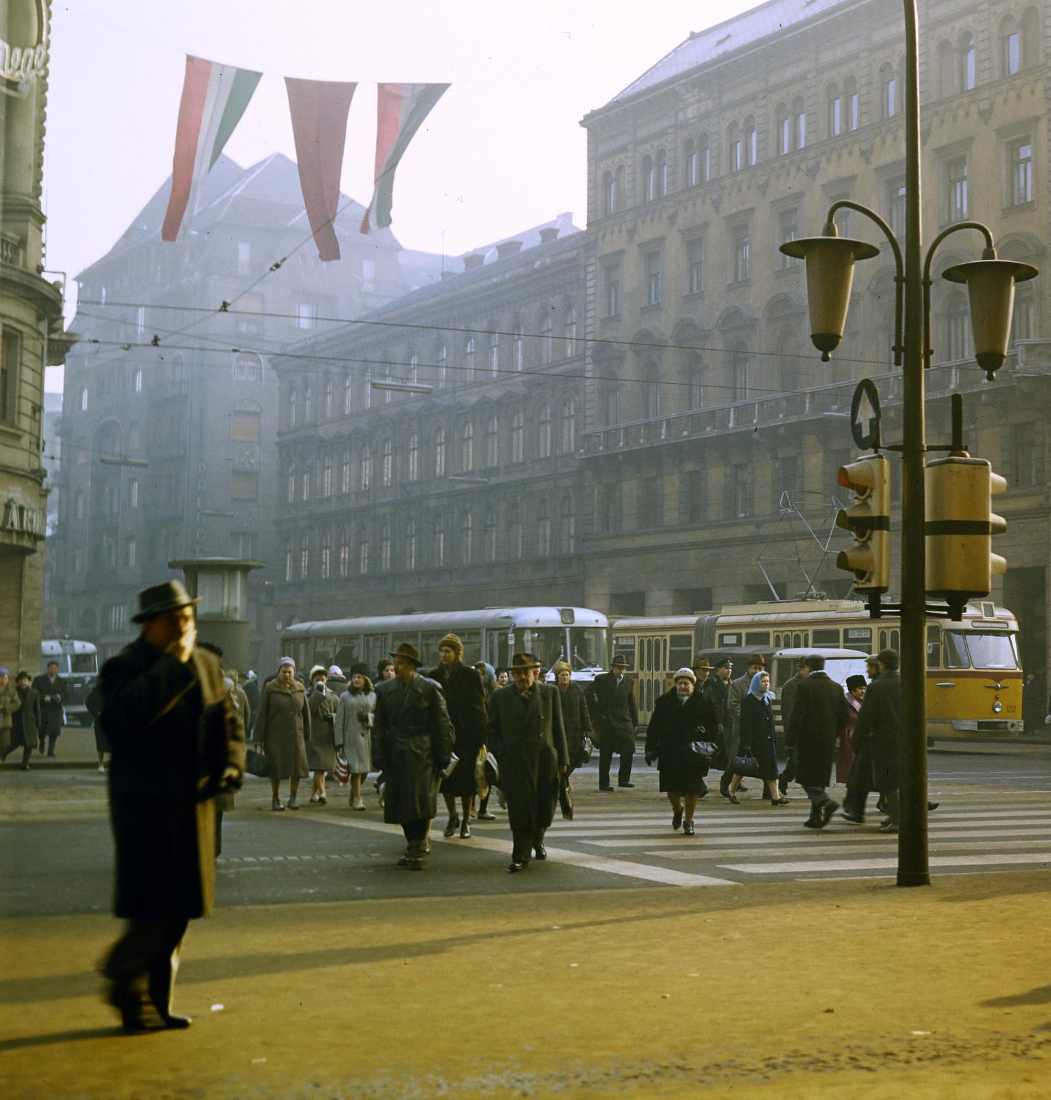 Magyarország, Budapest VII.,Budapest VIII., Erzsébet (Lenin) körút - Rákóczi út sarok, a felvétel az EMKE étterem előtt készült., 1964, Inkey Tibor, gyalogátkelő, Budapest, Fortepan #292743