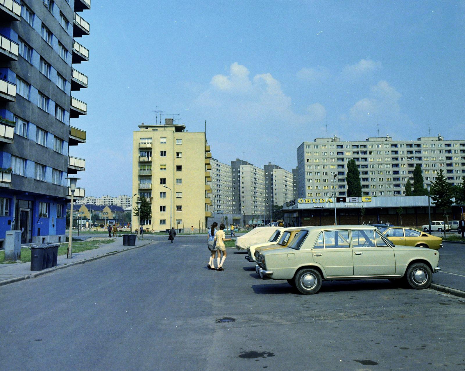 Magyarország, Budapest III., Gyenes utca, balra a 3-7. számú ház sarka. Jobbra az Óbuda ABC a Zápor utca torkolatánál, e mögött a Szőlő utcai sávház (Faluház)., 1975, Inkey Tibor, VAZ 2101, Budapest, Fortepan #292745