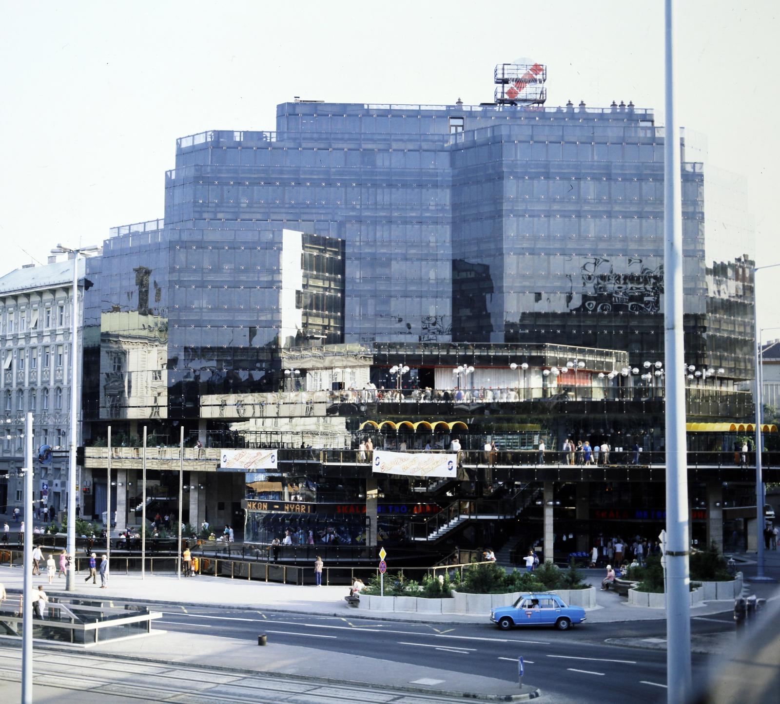 Hungary, Budapest VI., Nyugati (Marx) tér, Skála Metró nagyáruház., 1985, Inkey Tibor, department store, Lada-brand, Budapest, Fortepan #292748