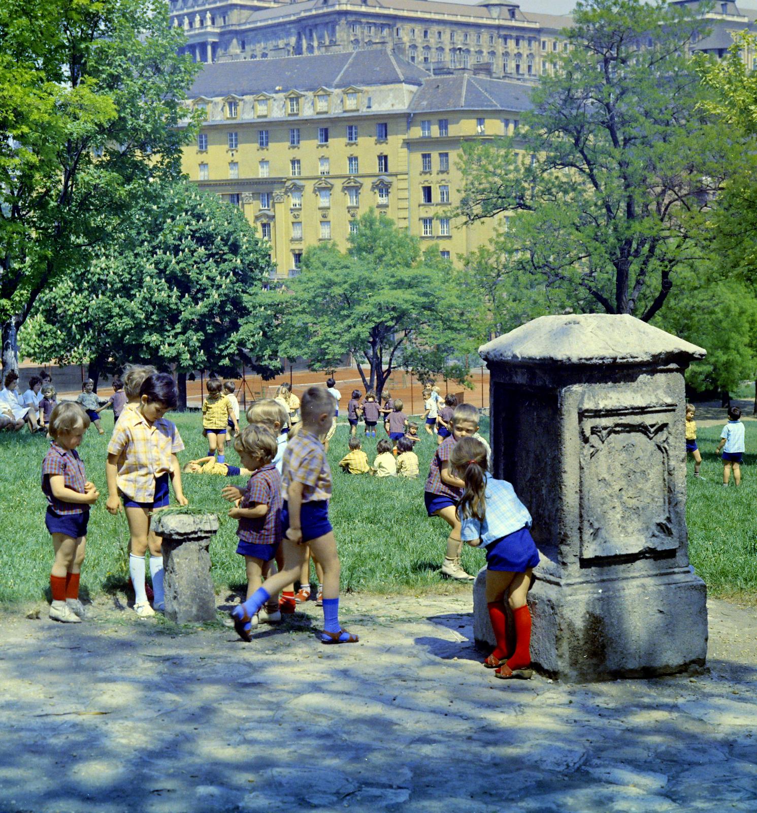 Magyarország, Tabán, Budapest I., az egykori Kereszt téri szerb kereszt talapzata. Háttérben a Bethlen-udvar és a Budavári Palota (korábban Királyi Palota)., 1972, Inkey Tibor, Budapest, Fortepan #292750