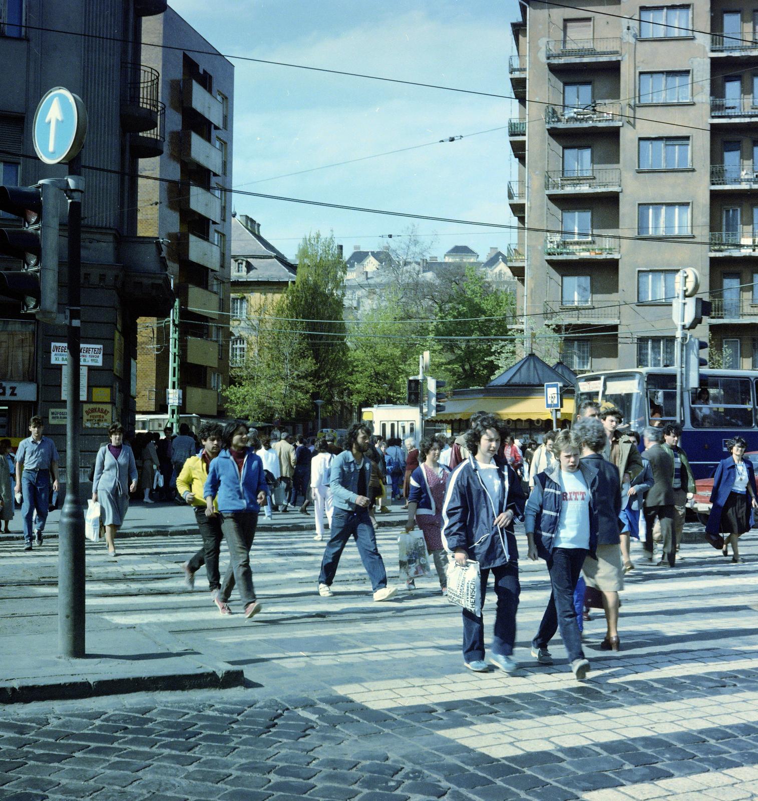 Magyarország, Budapest XI., Móricz Zsigmond körtér, a Villányi út felé vezető gyalogos átkelőhely, háttérben szemben a Himfy utca sarkán álló házak láthatók., 1987, Inkey Tibor, gyalogátkelő, Budapest, Fortepan #292756