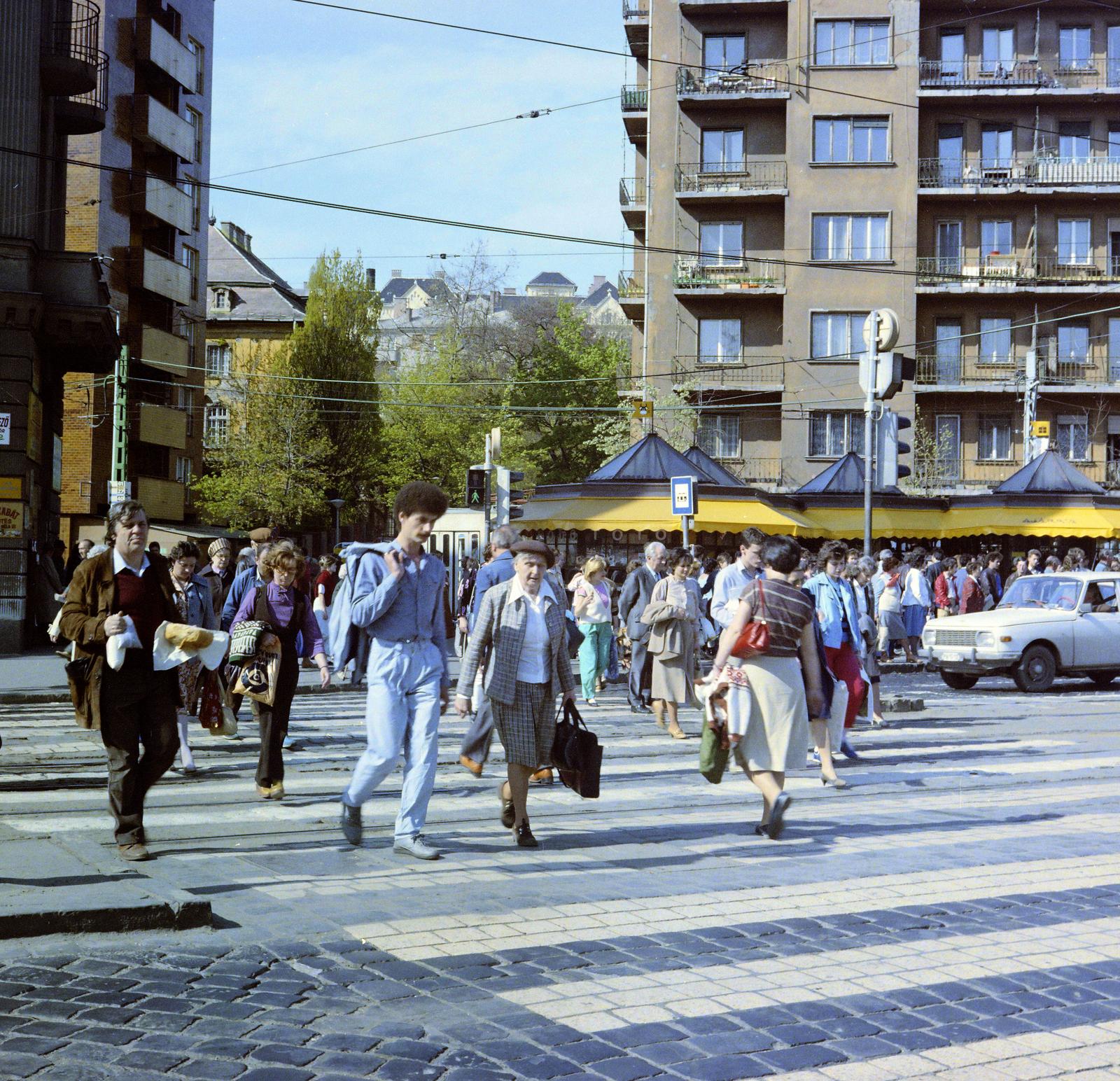 Magyarország, Budapest XI., Móricz Zsigmond körtér, a Villányi út felé vezető gyalogos átkelőhely, háttérben szemben a Himfy utca sarkán álló házak láthatók., 1987, Inkey Tibor, gyalogátkelő, Budapest, Fortepan #292757
