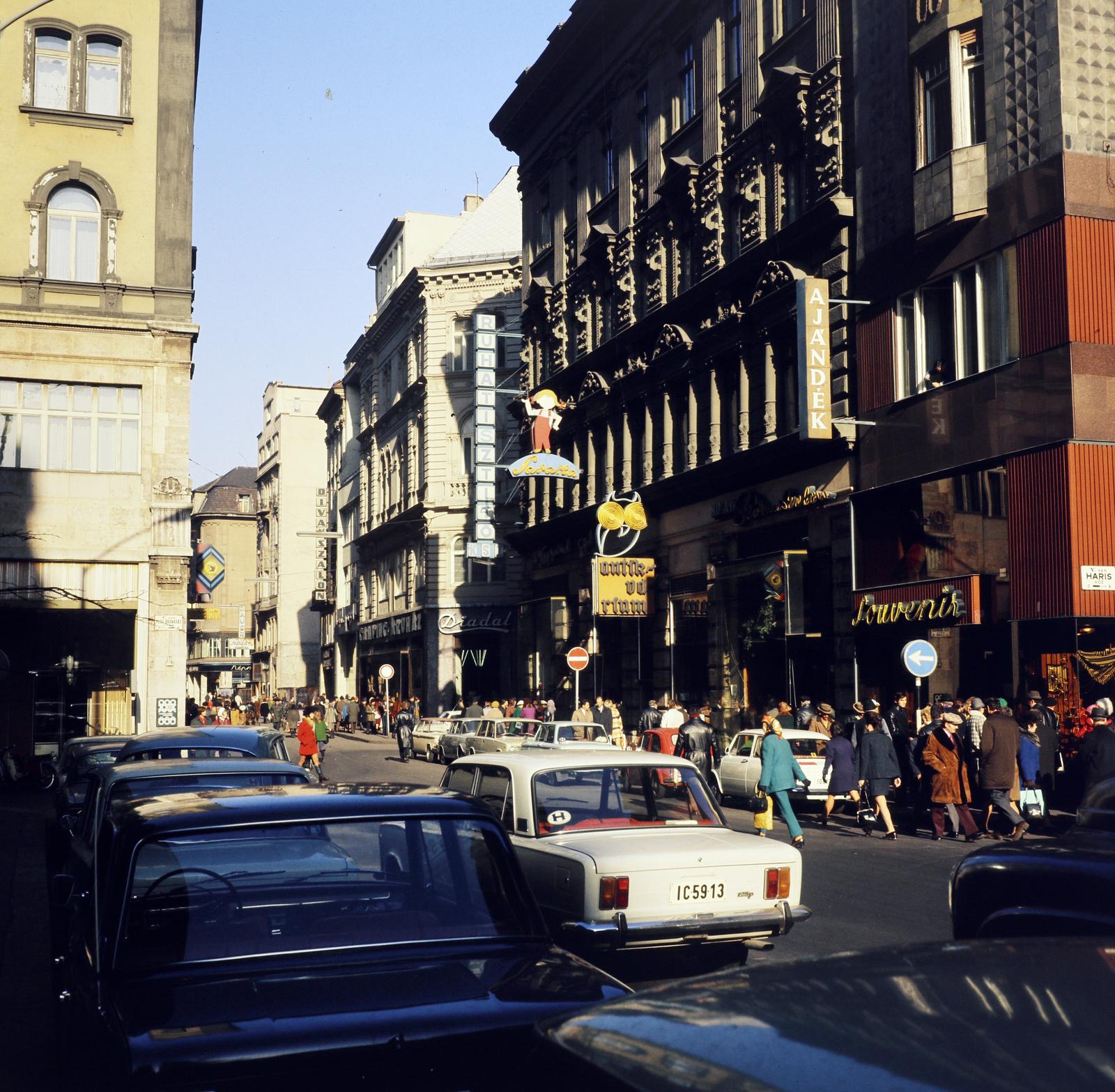 Magyarország, Budapest V., Váci utca, balra a Piarista (Pesti Barnabás) utca, jobbra a Haris köz torkolata., 1975, Inkey Tibor, antikvárium, forgalom, színes, Polski Fiat 125p, rendszám, Budapest, Fortepan #292759