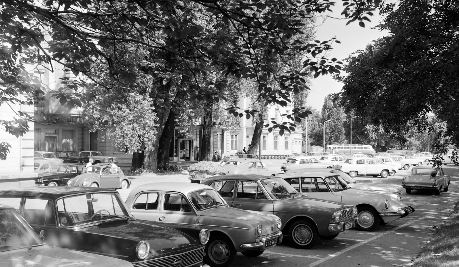 Hungary, Margit Islands, Budapest, Margitszigeti Nagyszálló, parkoló a főbejárat előtt., 1969, Inkey Tibor, Volkswagen Beetle, Volkswagen-brand, Fortepan #292769