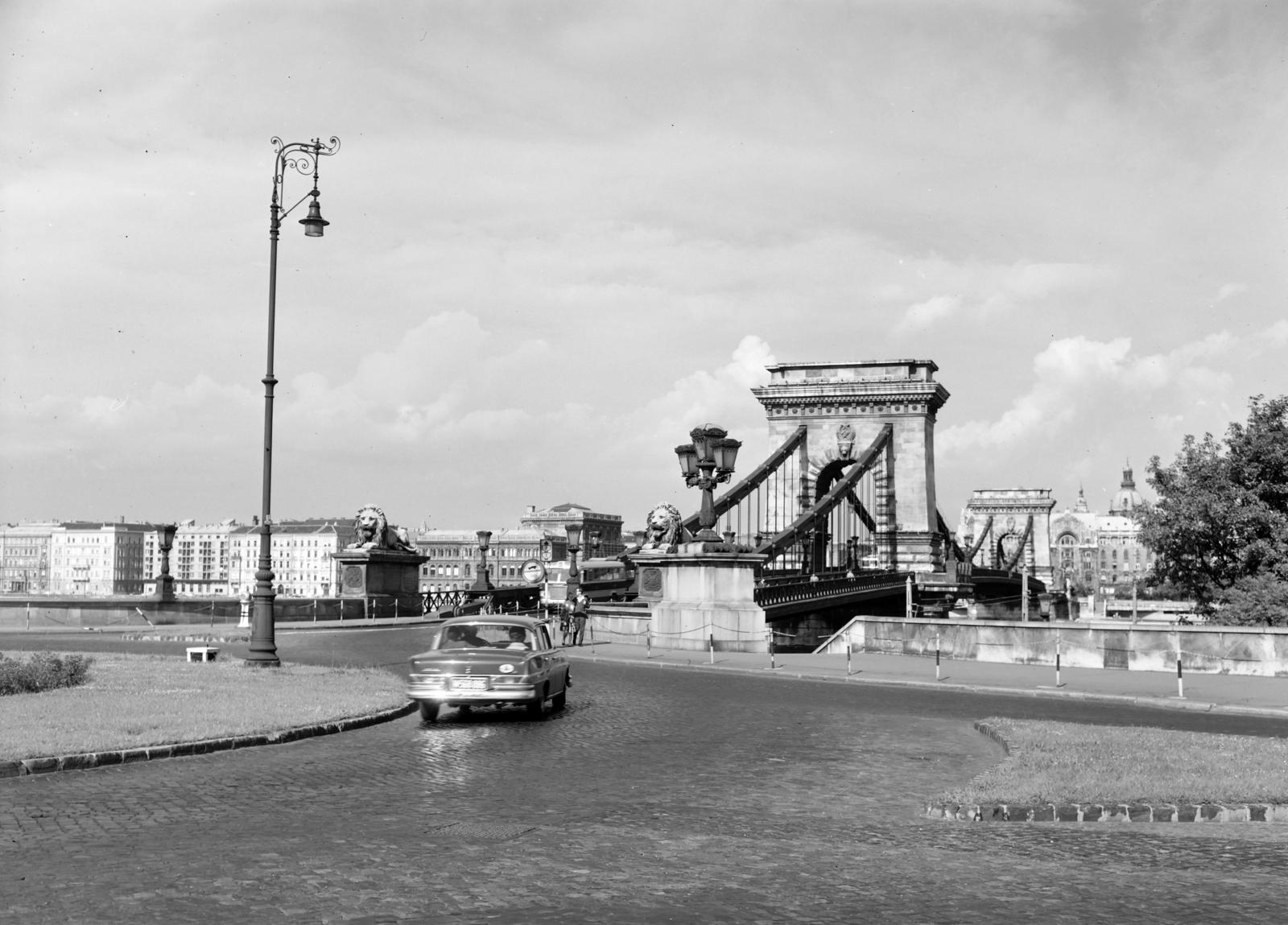 Magyarország, Budapest I., Clark Ádám tér, szemben a Széchenyi Lánchíd., 1969, Inkey Tibor, Budapest, hídfő, Fortepan #292770