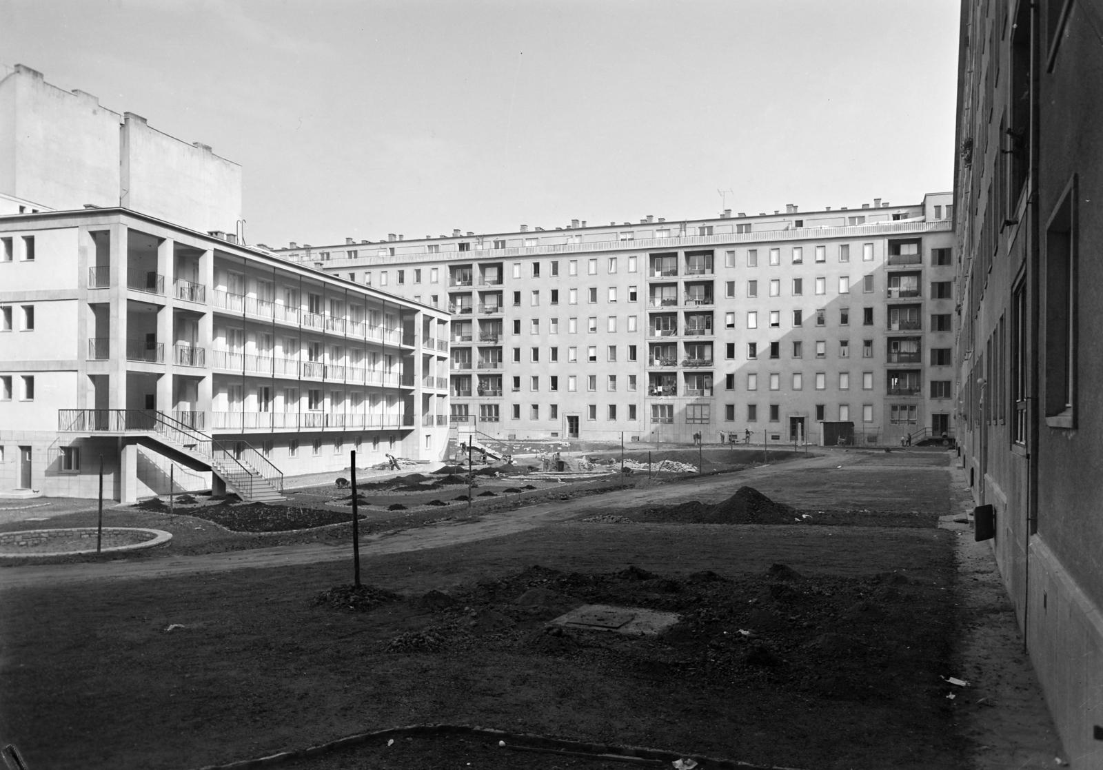 Magyarország, Budapest XI., a Hamzsabégi út - Erőmű utca - Baranyai utca - Szerémi sor által határolt épülettömb udvara, szemben a Baranyai utcai épületszárny homlokzata., 1963, Inkey Tibor, Budapest, Fortepan #292776