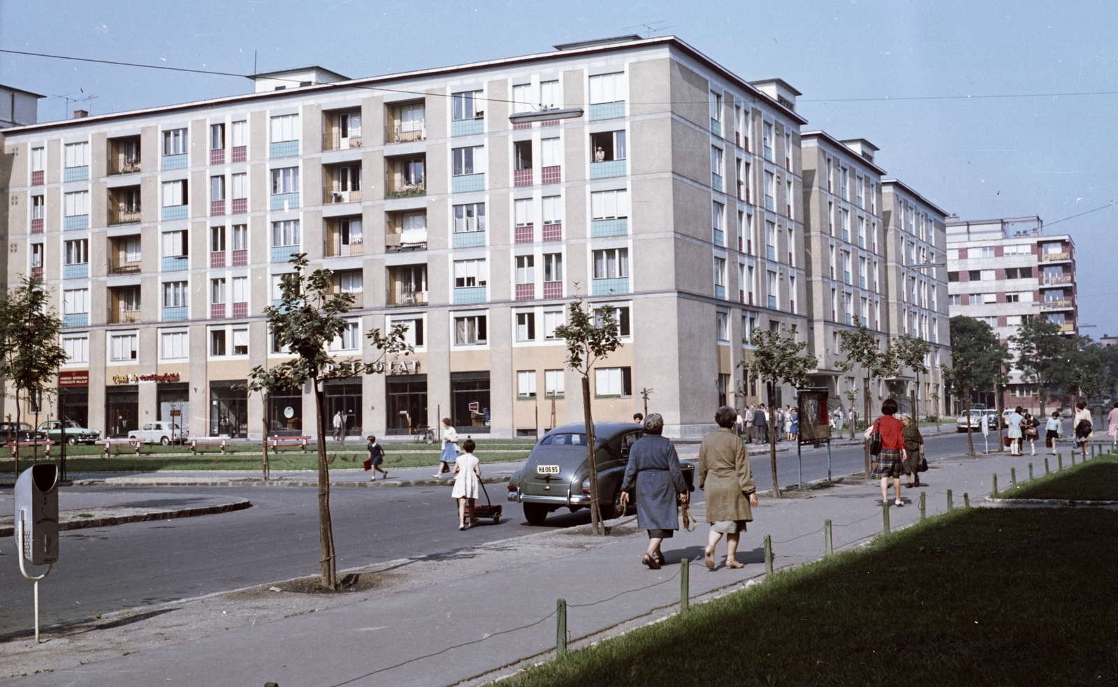 Hungary, Budapest XI., Baranyai utca, balra a Bölcső utca, jobbra a távolban a Fehérvári út., 1963, Építésügyi Dokumentációs és Információs Központ, VÁTI, colorful, number plate, Patyolat shop, Budapest, Fortepan #29278
