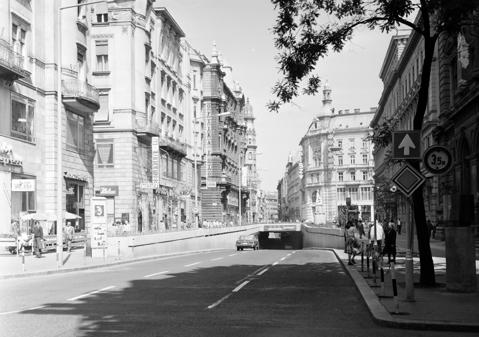 Magyarország, Budapest V., Ferenciek tere (Károlyi Mihály utca), szemben a közúti aluljáró, a felvétel az Irányi utca sarkárkánál készült., 1981, Inkey Tibor, Budapest, utcakép, Fortepan #292789
