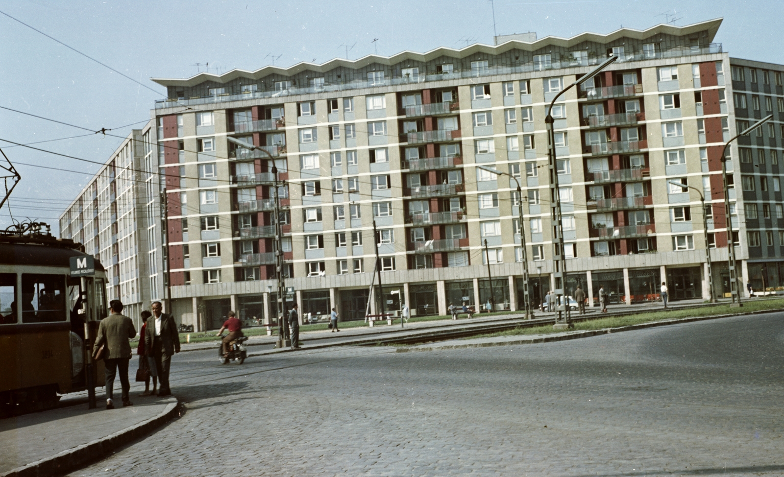 Hungary, Budapest XI., Október huszonharmadika (Schönherz Zoltán) utca 25-35., 1963, Építésügyi Dokumentációs és Információs Központ, VÁTI, colorful, street view, genre painting, tram, lamp post, tram stop, Budapest, Fortepan #29279