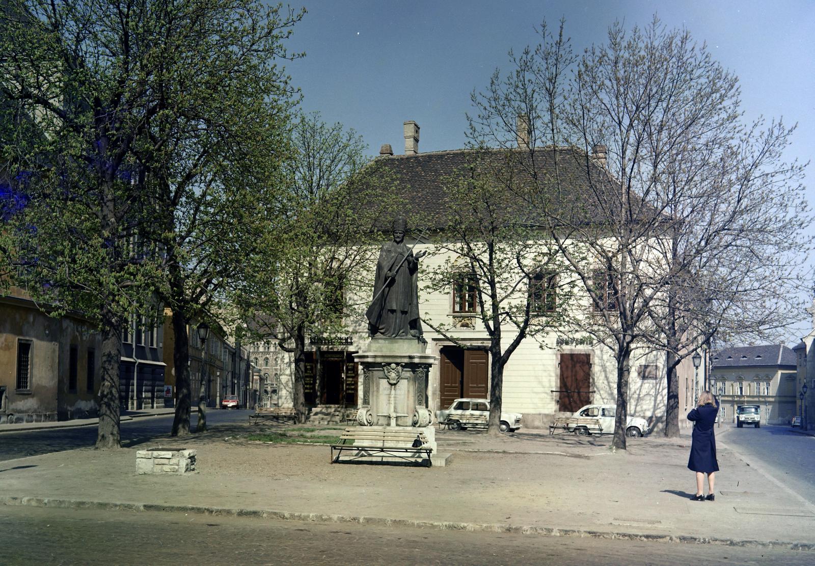 Magyarország, budai Vár, Budapest I., Hess András tér, középen XI. Ince pápa szobra (Damkó József, 1936.), háttérben a Vörös Sün ház., 1975, Inkey Tibor, Budapest, Fortepan #292792