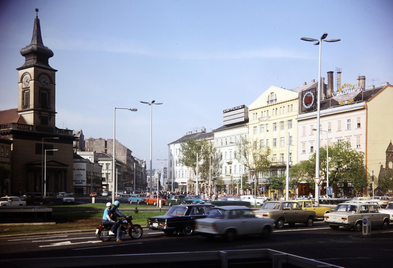 Hungary, Budapest V.,Budapest IX., Kálvin tér, balra a református templom, szemben a Vámház (Tolbuhin) körút házsora látható., 1981, Inkey Tibor, Budapest, colorful, ad, movie theater, neon sign, traffic, Fortepan #292799