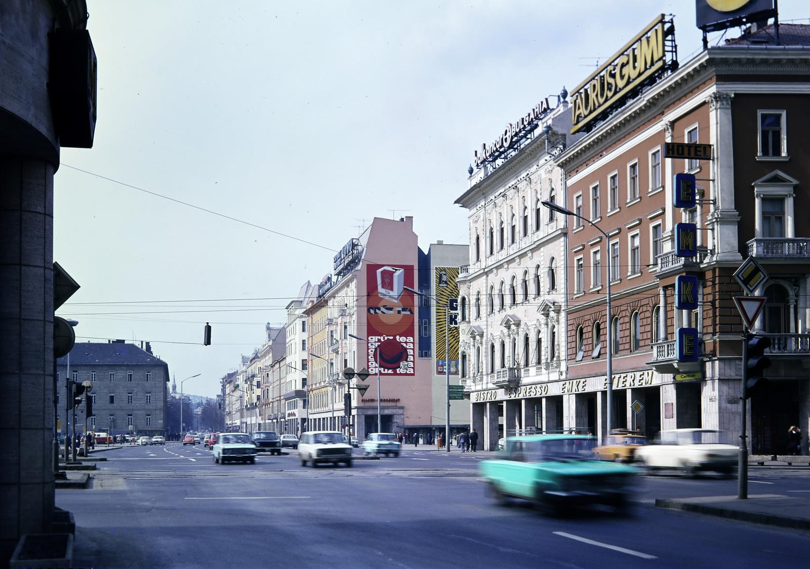 Magyarország, Budapest VIII.,Budapest VII., Rákóczi út - Nagykörút kereszteződése, jobbra az EMKE ház., 1981, Inkey Tibor, Budapest, színes, reklám, Taurus-márka, tűzfal, Fortepan #292801