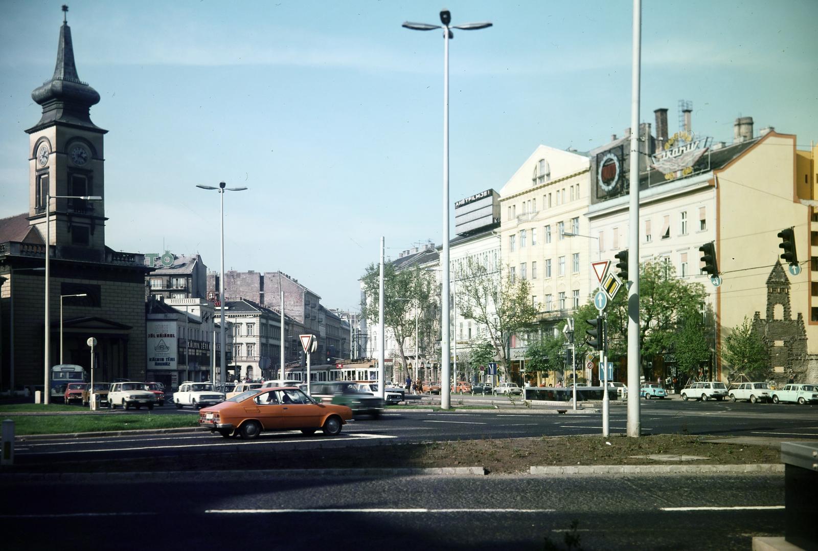 Magyarország, Budapest V.,Budapest IX., Kálvin tér, balra a református templom, szemben a villamos mögött a Vámház (Tolbuhin) körút házsora látható., 1981, Inkey Tibor, Skoda 110R Coupé, Budapest, színes, Fortepan #292802