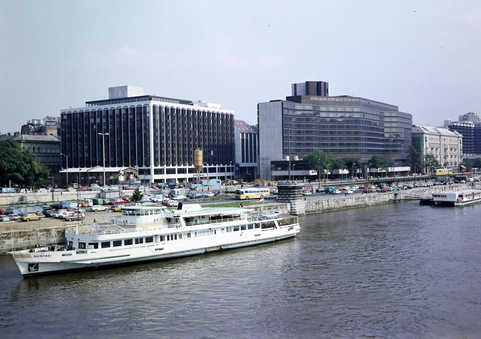 Hungary, Budapest V., kilátás a Széchenyi Lánchídról a Belgrád rakpart felé, balra az Atrium Hyatt szálloda, jobbra a Hotel Forum., 1982, Inkey Tibor, boat station, hotel, ship, wharf, tram, Budapest, Hunyadi ship, Fortepan #292804