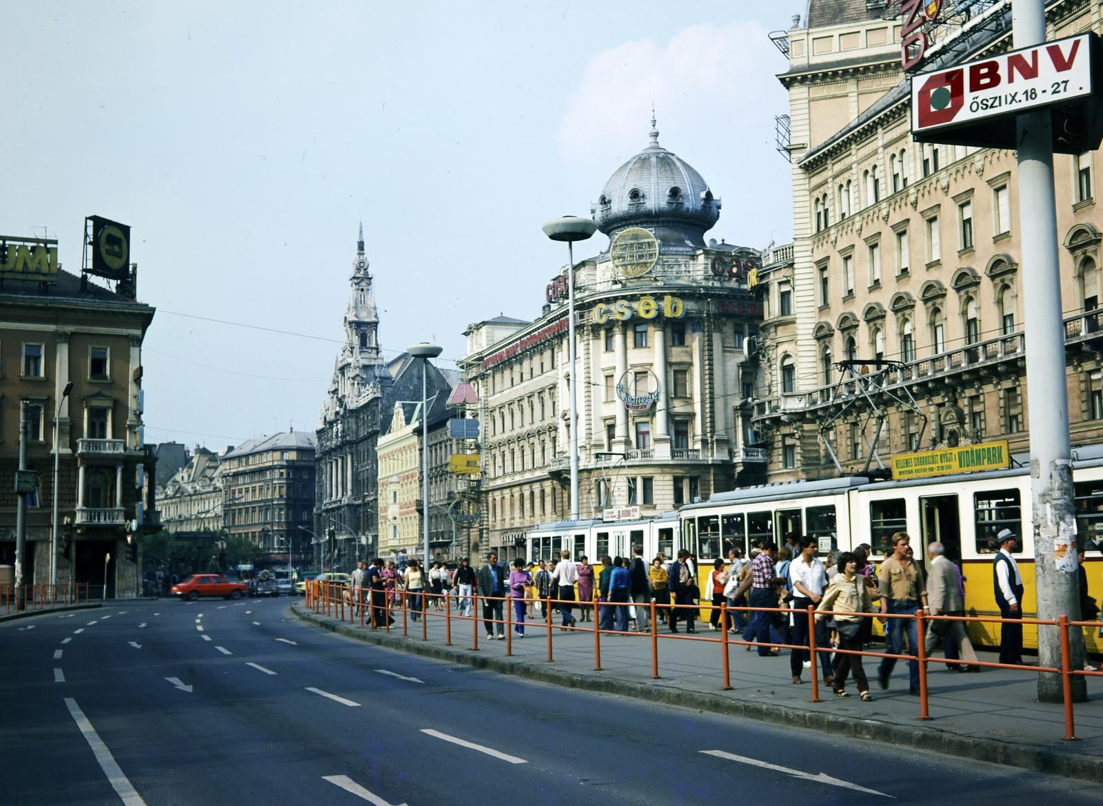 Magyarország, Budapest VIII.,Budapest VII., villamosmegálló a Blaha Lujza térnél, háttérben a Rákóczi út - Nagykörút kereszteződése., 1981, Inkey Tibor, villamosmegálló, villamos, Budapest, színes, Fortepan #292805