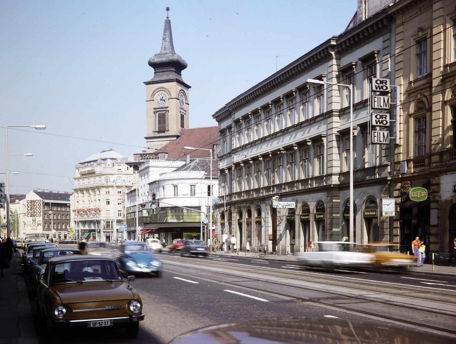 Magyarország, Budapest V.,Budapest IX., Vámház (Tolbuchin) körút, balra a Kálvin tér melletti épületek, szemben a református templom látható., 1980, Inkey Tibor, Skoda 100, rendszám, Budapest, Fortepan #292809