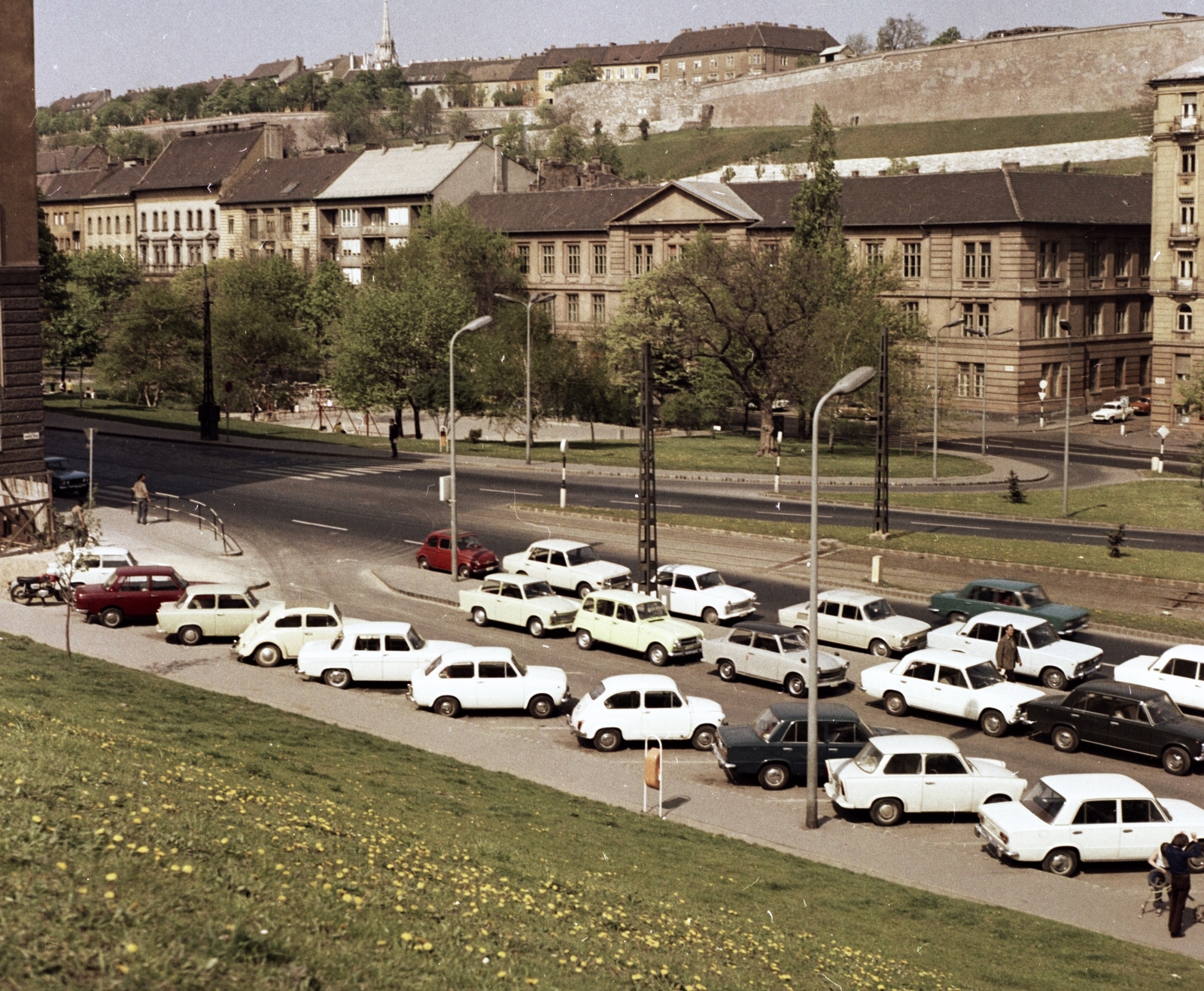 Hungary, Budapest I., Krisztina körút felől az Attila út felé nézve. Szemben a Horváth-kert, a Sarló utca sarkánál a Petőfi Gimnázium., 1974, Építésügyi Dokumentációs és Információs Központ, VÁTI, colorful, Czechoslovak brand, German brand, Trabant-brand, Skoda-brand, Fiat-brand, Italian brand, car park, automobile, Budapest, Fortepan #29281
