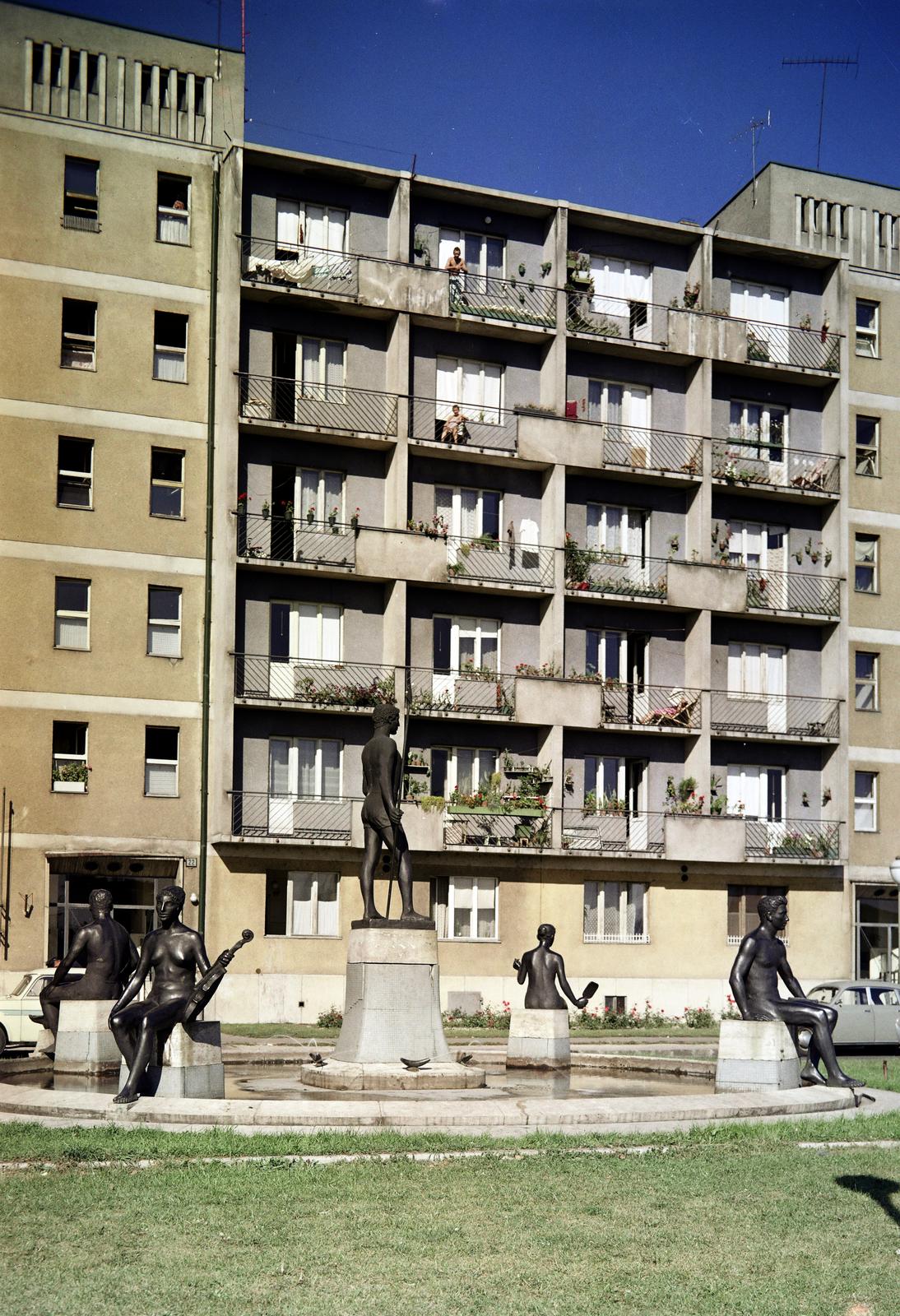 Magyarország, Budapest XIII., Fiastyúk (Thälmann) utcai lakótelep, a Tahi utca 22-24. számú ház előtti park. Vedres Márk szobrászművész alkotása a Béke-kút (1961)., 1963, Inkey Tibor, Budapest, színes, szobor, Fortepan #292815