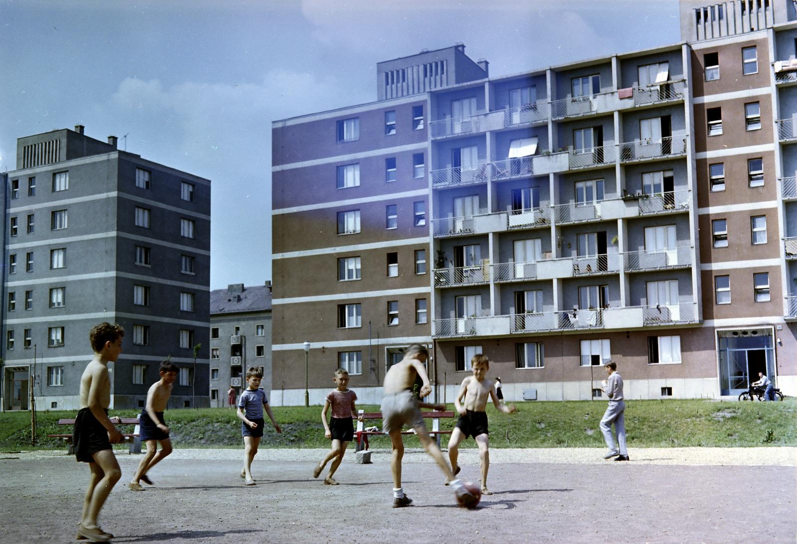 Magyarország, Budapest XIII., Fiastyúk (Thälmann) utcai lakótelep, a Tahi utca 34-36. számú ház előtti park., 1963, Inkey Tibor, Budapest, színes, lakótelep, Best of, Fortepan #292818