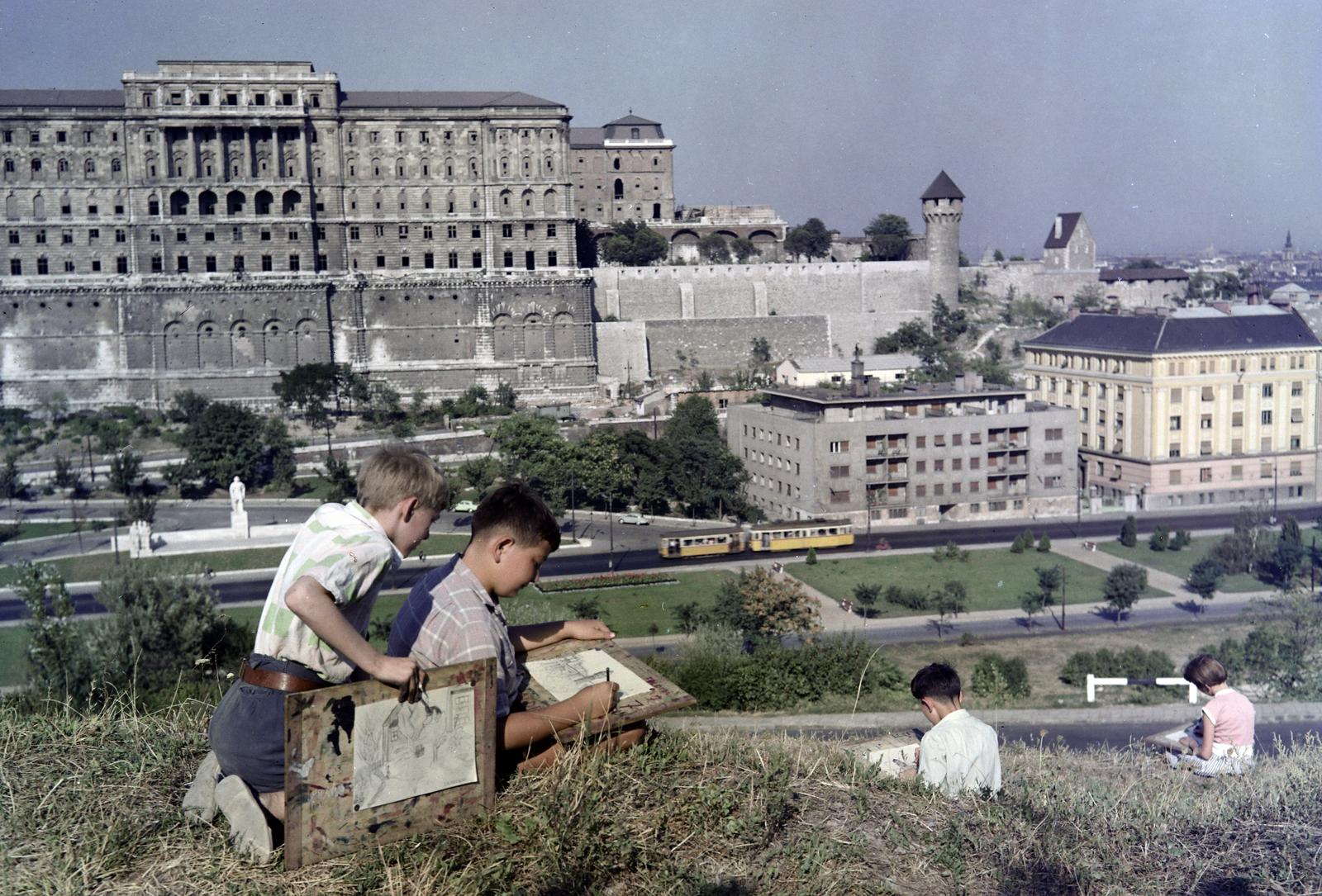 Magyarország, Tabán, Budapest I., kilátás a Gellérthegy utcától az Attila út és a Budavári Palota (korábban Királyi Palota) felé., 1961, Inkey Tibor, színes, rajz, diák, villamos, Best of, Budapest, Fortepan #292830