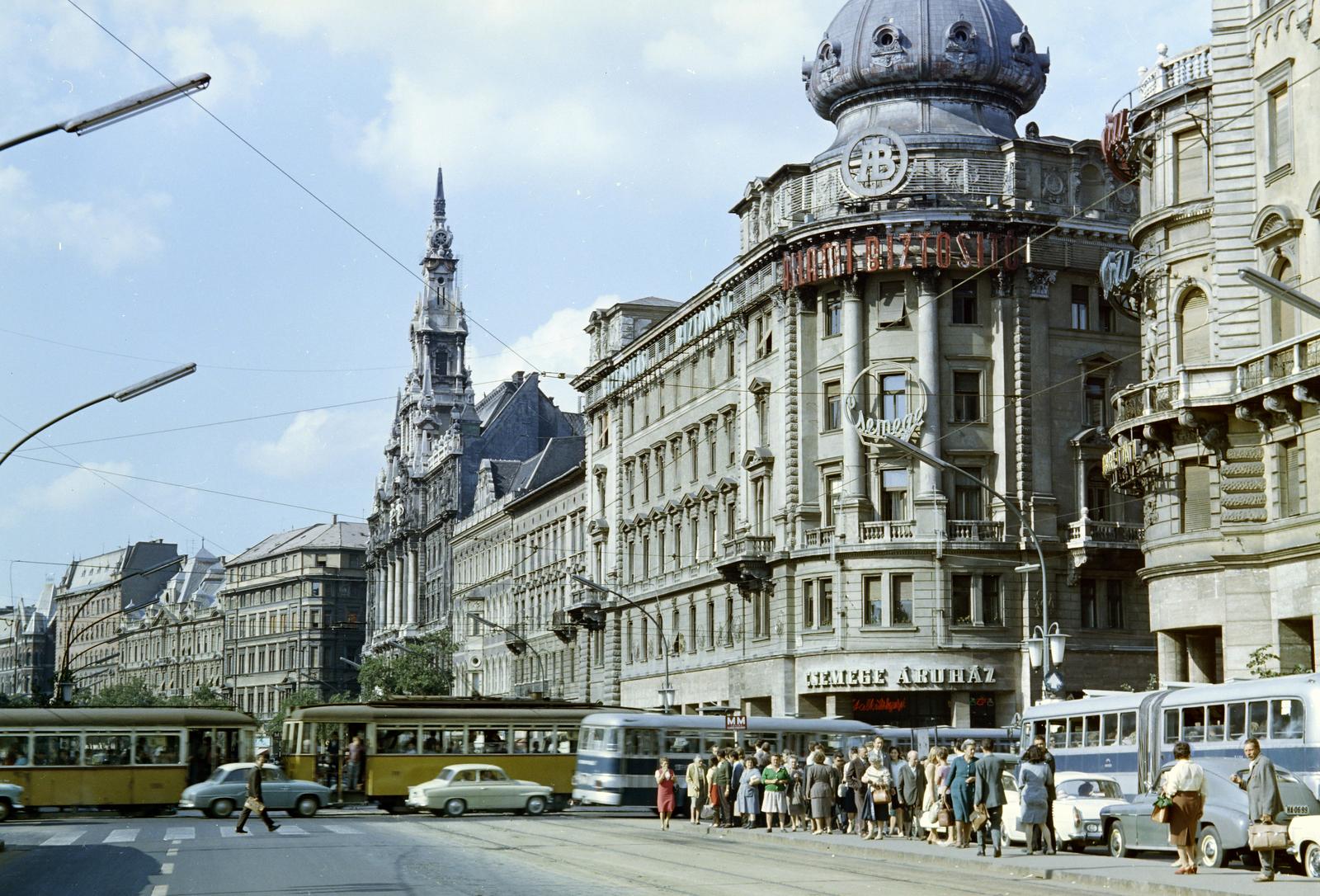 Magyarország, Budapest VIII.,Budapest VII., villamosmegálló a Blaha Lujza térnél, háttérben a Rákóczi út - Nagykörút kereszteződése., 1968, Inkey Tibor, színes, villamos, autóbusz, Budapest, Fortepan #292835